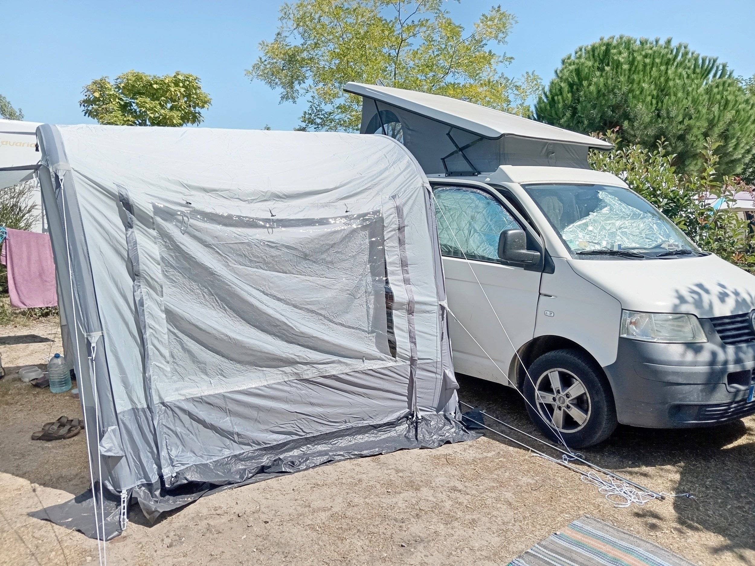 Front view from 3/4 Volkswagen Transporter 1.9 TDI - Yescapa