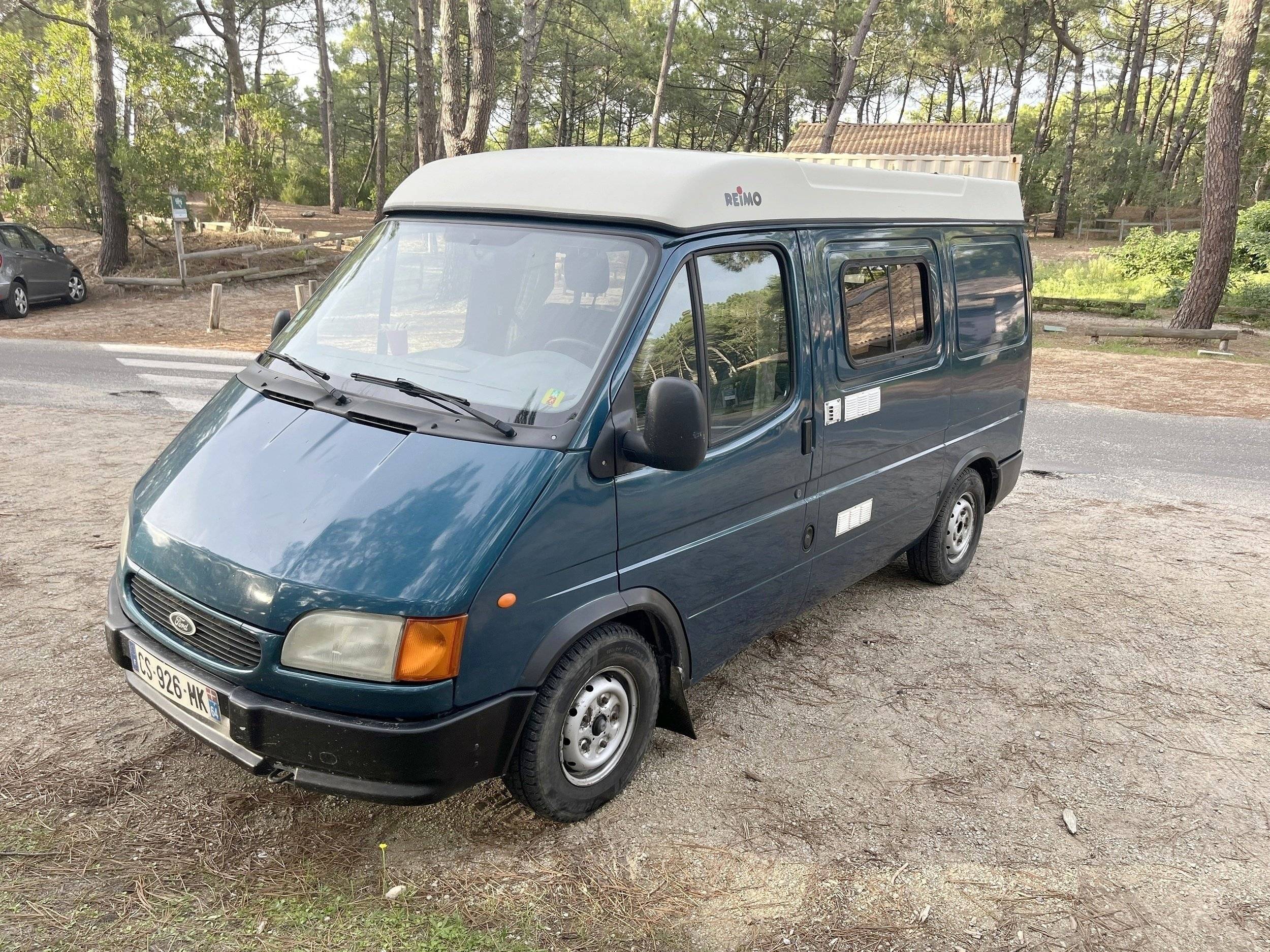 Vista de 3/4 Ford Transit - Yescapa