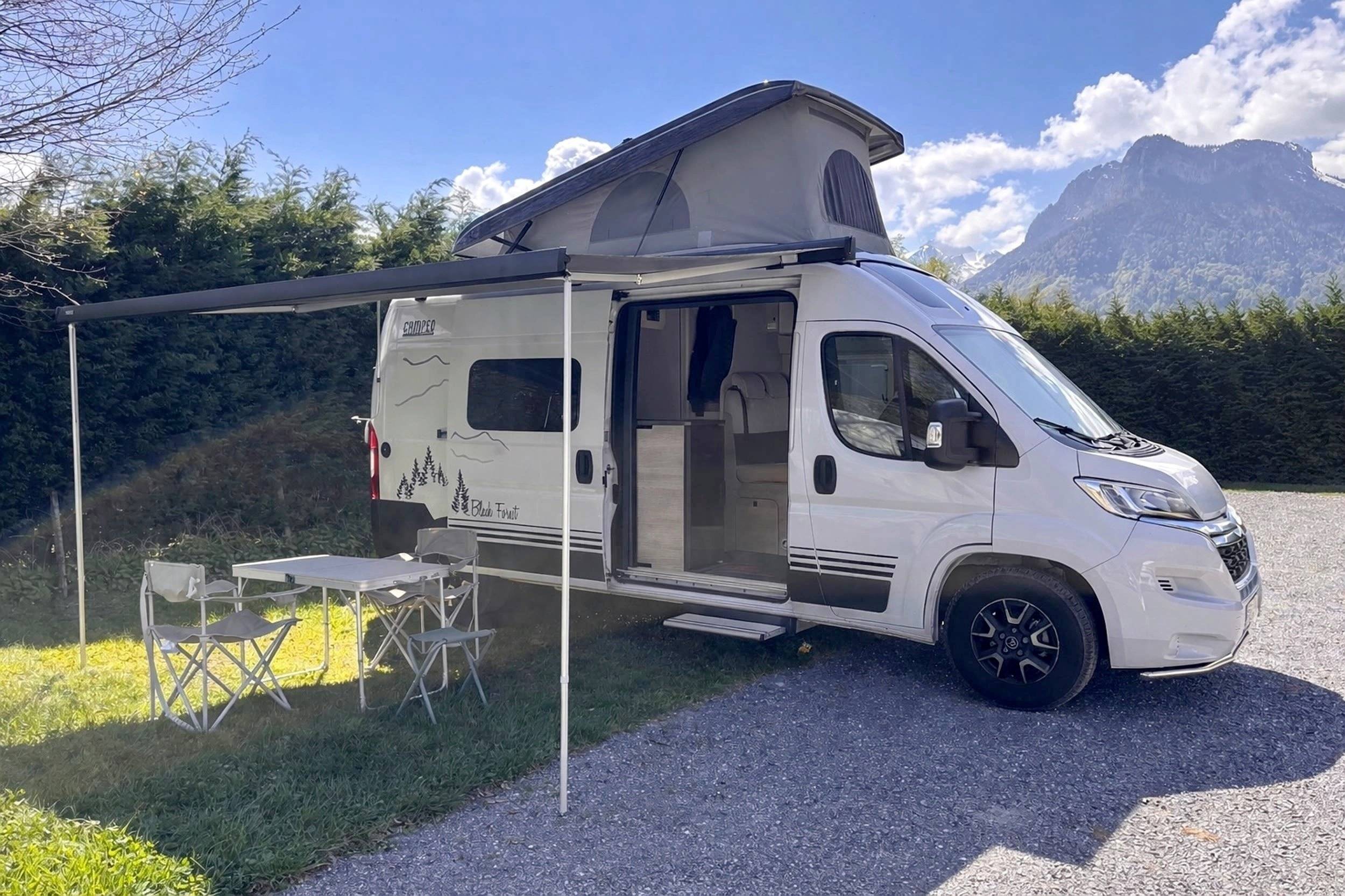 Vista del vehicle angle davanter Citroën Jumper 2,2 l 140 ch - Yescapa
