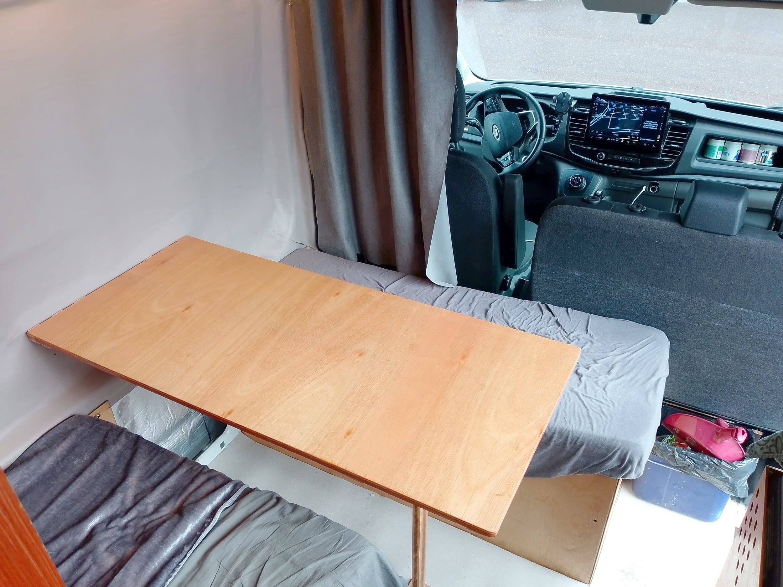 Área de jantar Ford Transit - Yescapa