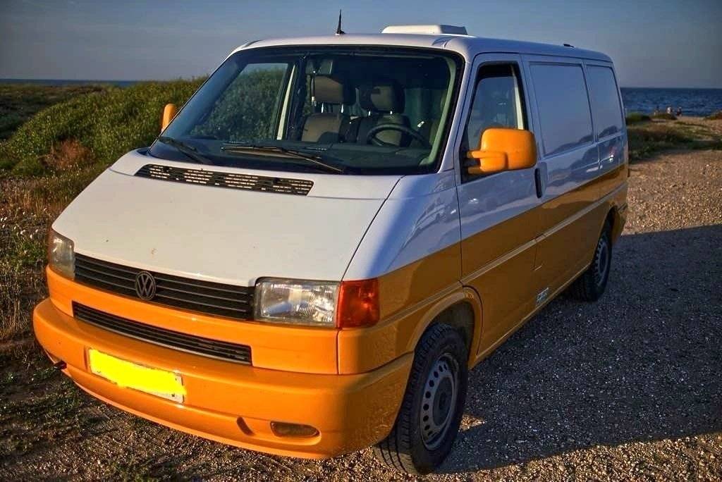 Vue avant de 3/4 Volkswagen T4 - Yescapa