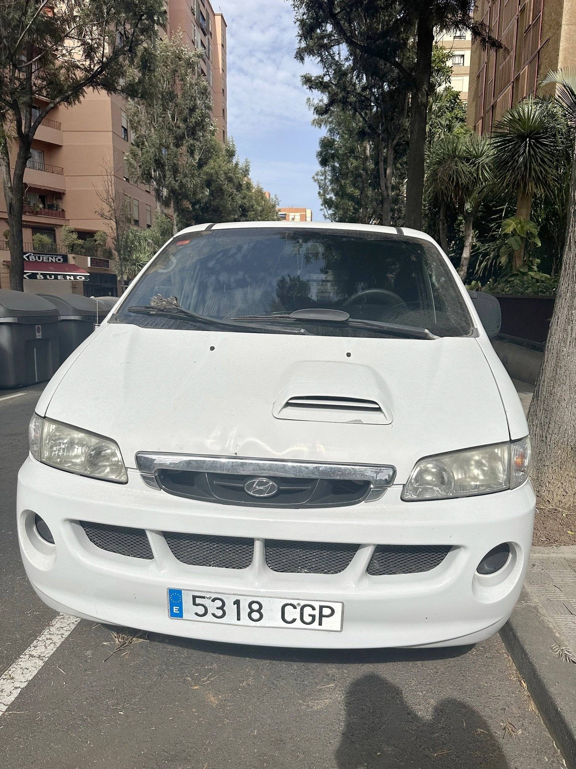 Vista de 3/4 Hyundai H1 - Yescapa