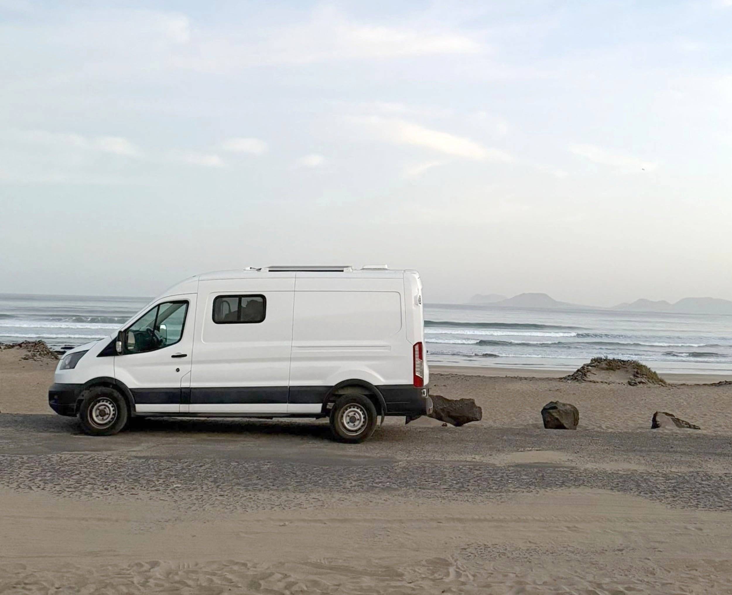 Voorkant 3/4 Ford Transit 2,0 l 130 ch - Yescapa