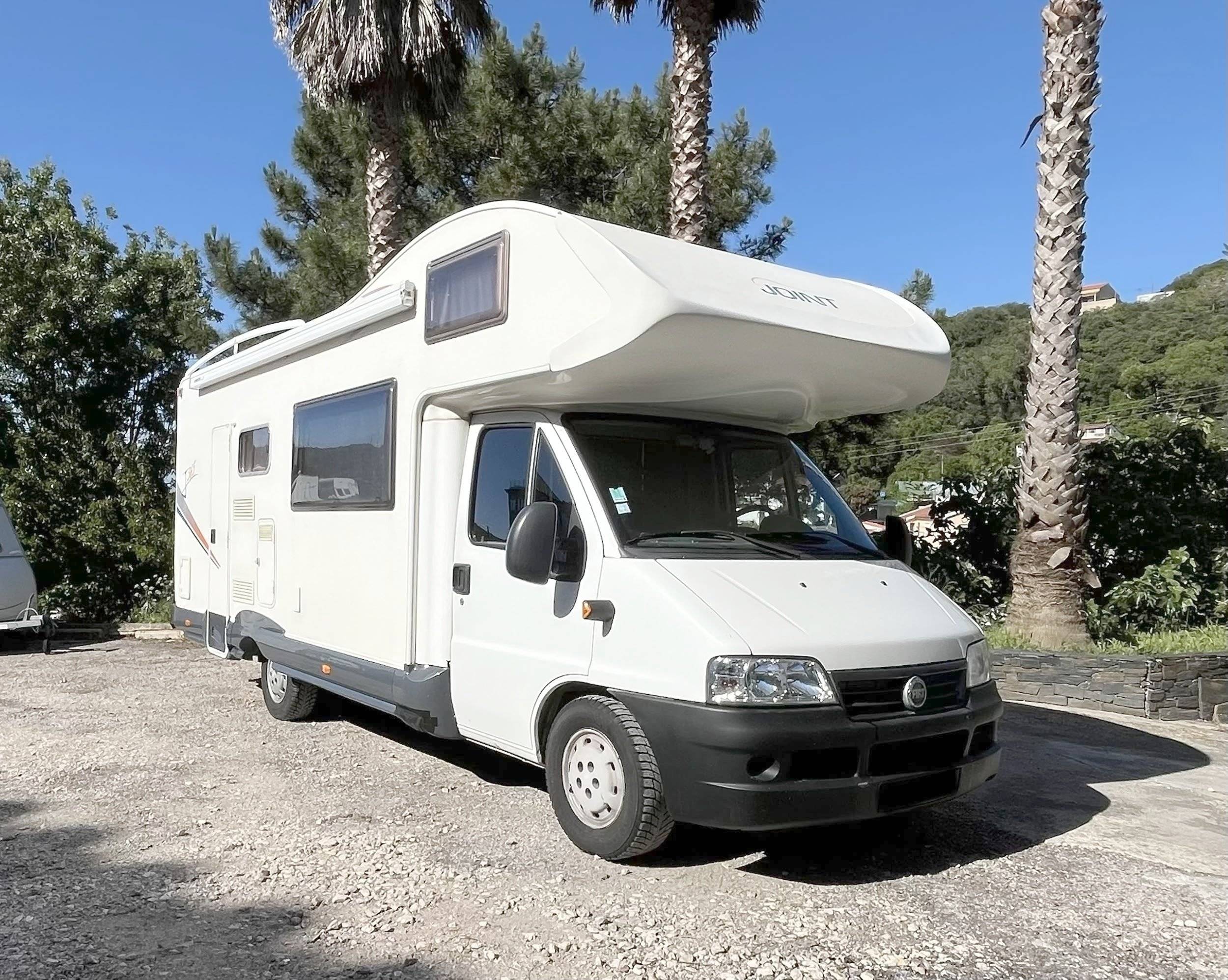 schräge Vorderansicht Fiat Ducato 2.8 JTD - Yescapa