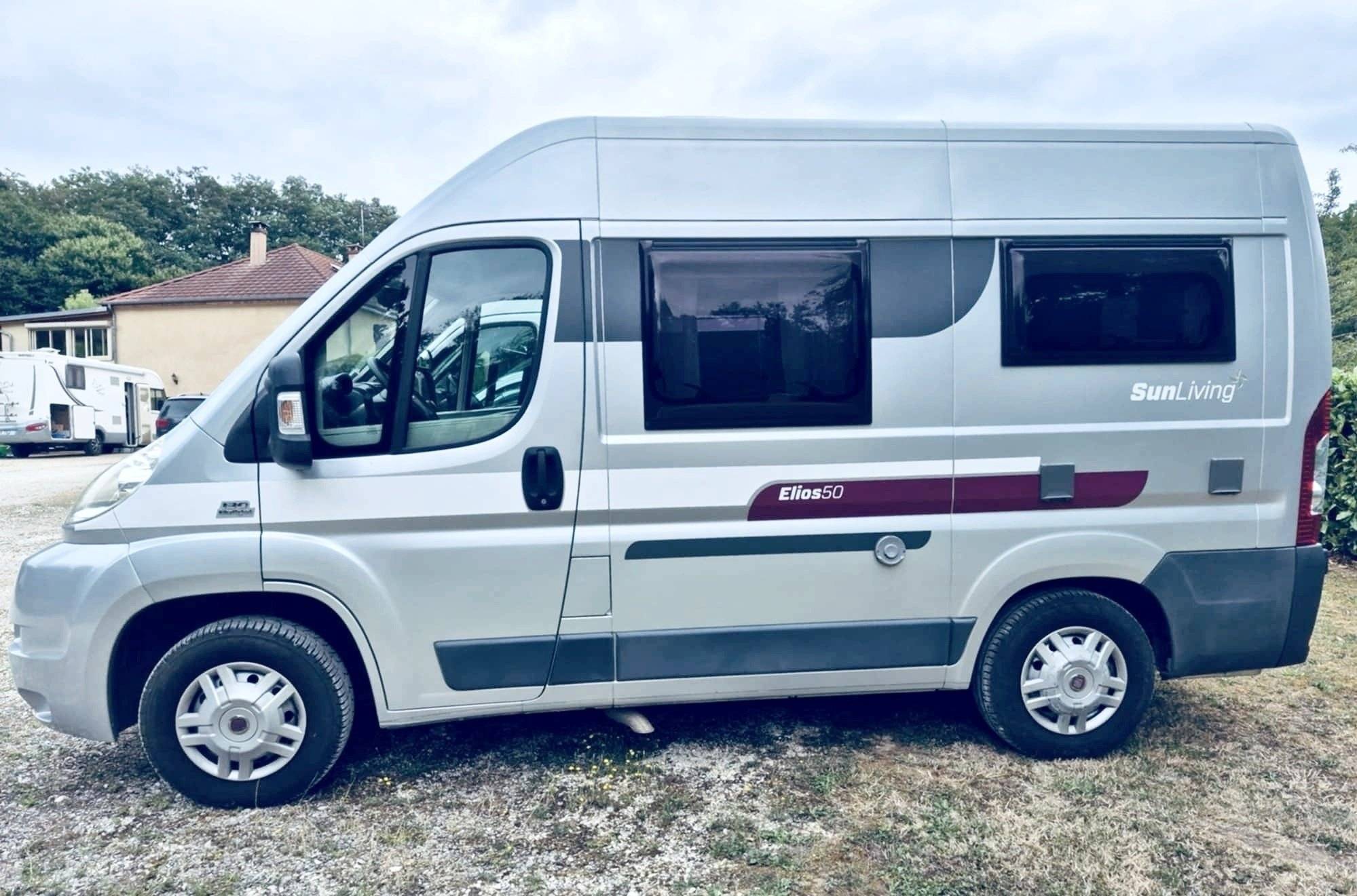 Vue avant de 3/4 Fiat 2,3 l 130 ch - Yescapa