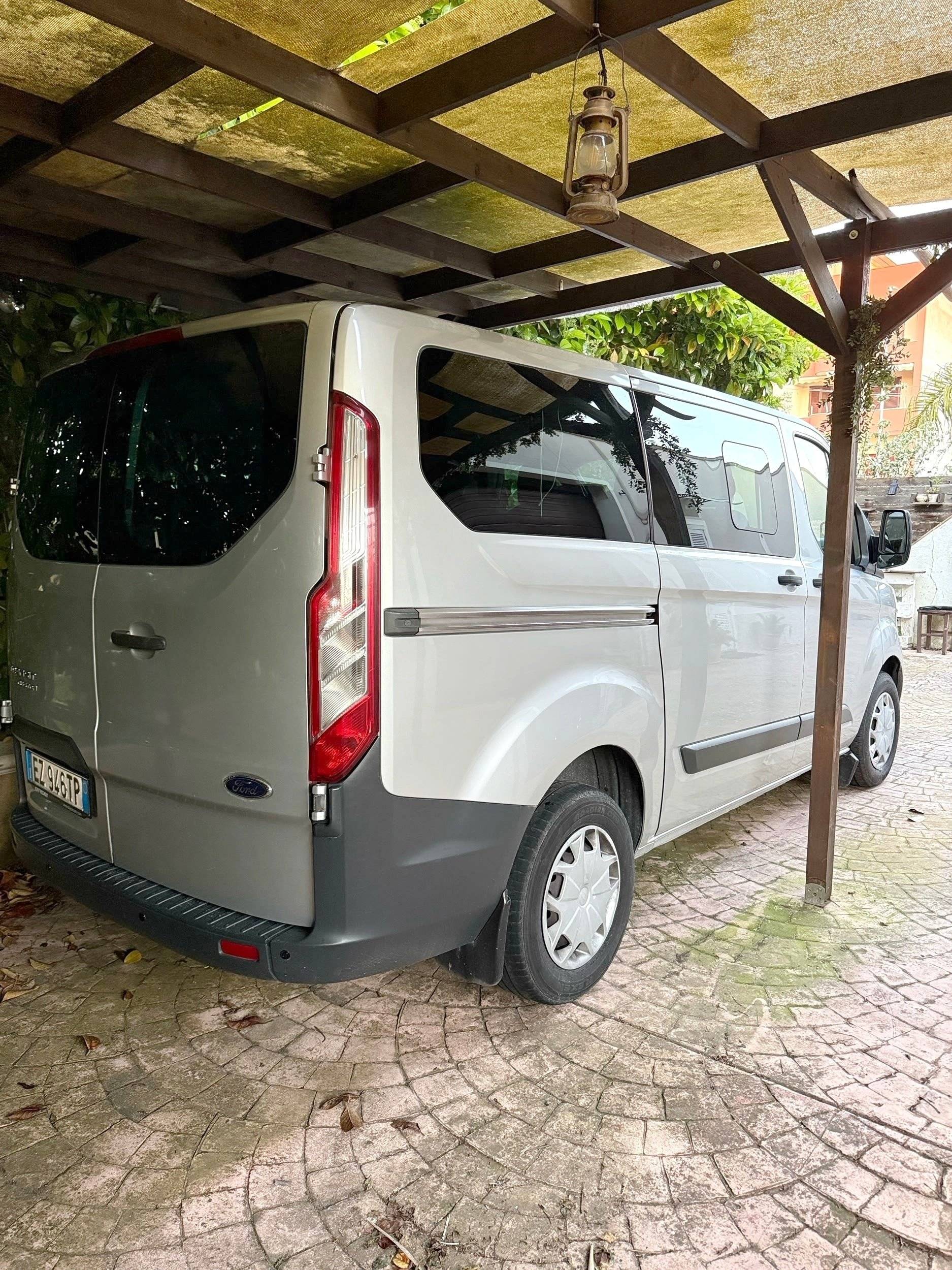 Rear view Ford Custom L2H1 version Trend 2,2 l 125 ch - Yescapa