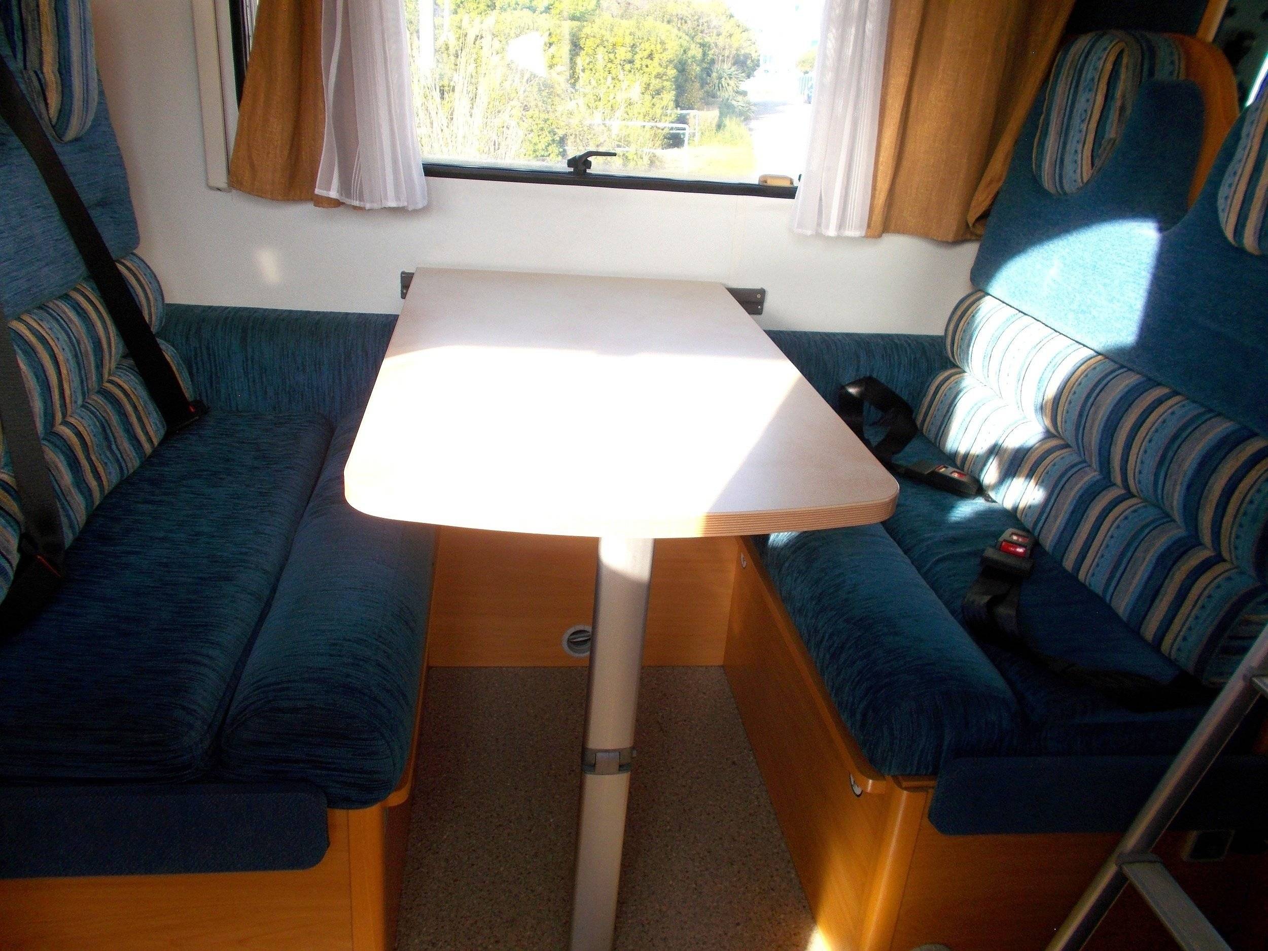 Dining Area Ford Ford Challenger Trigano - Yescapa