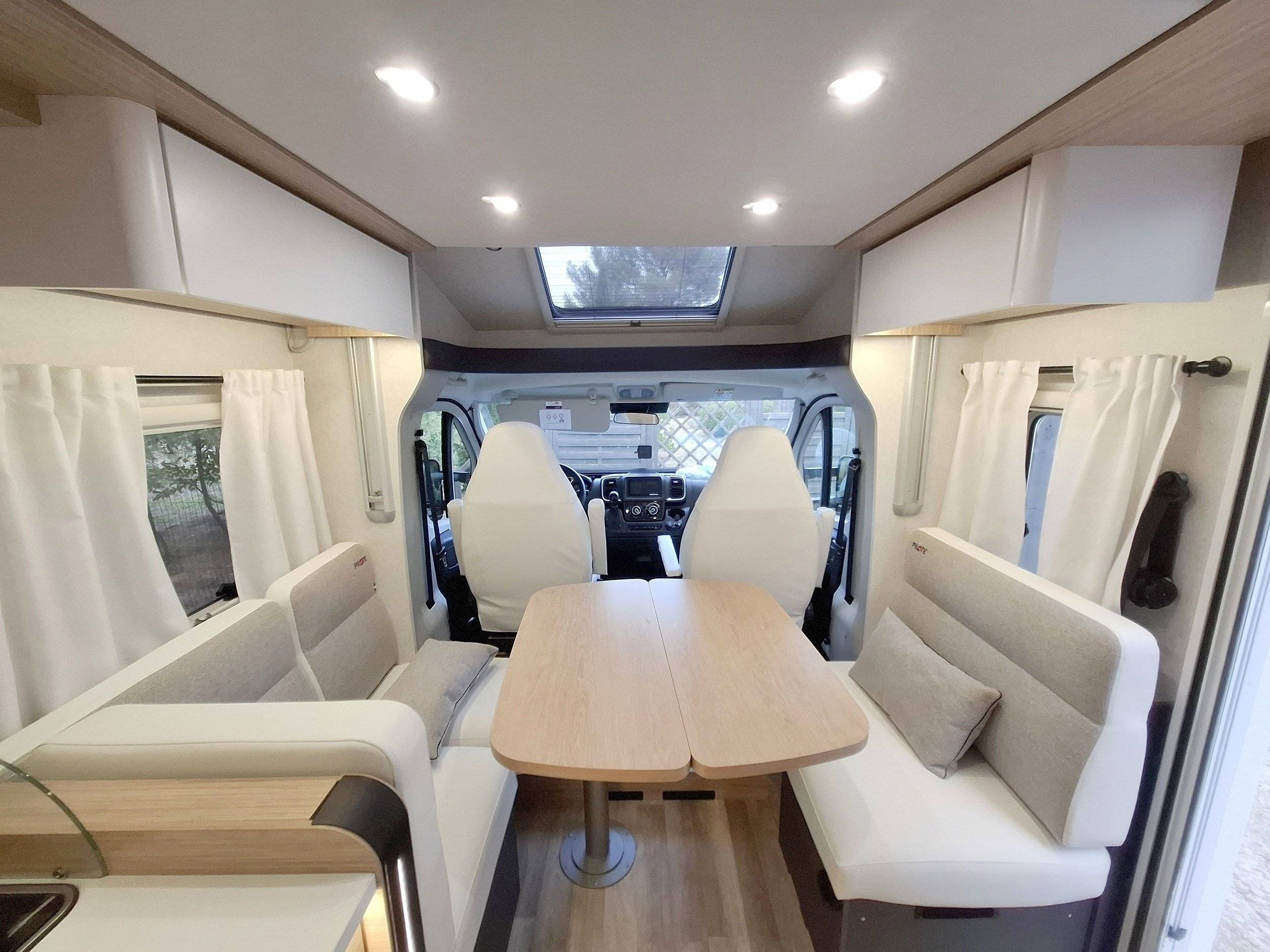 Área de jantar Fiat Fiat Ducato, 2.3 l 140 Multijet, Euro 6d-Temp - Yescapa
