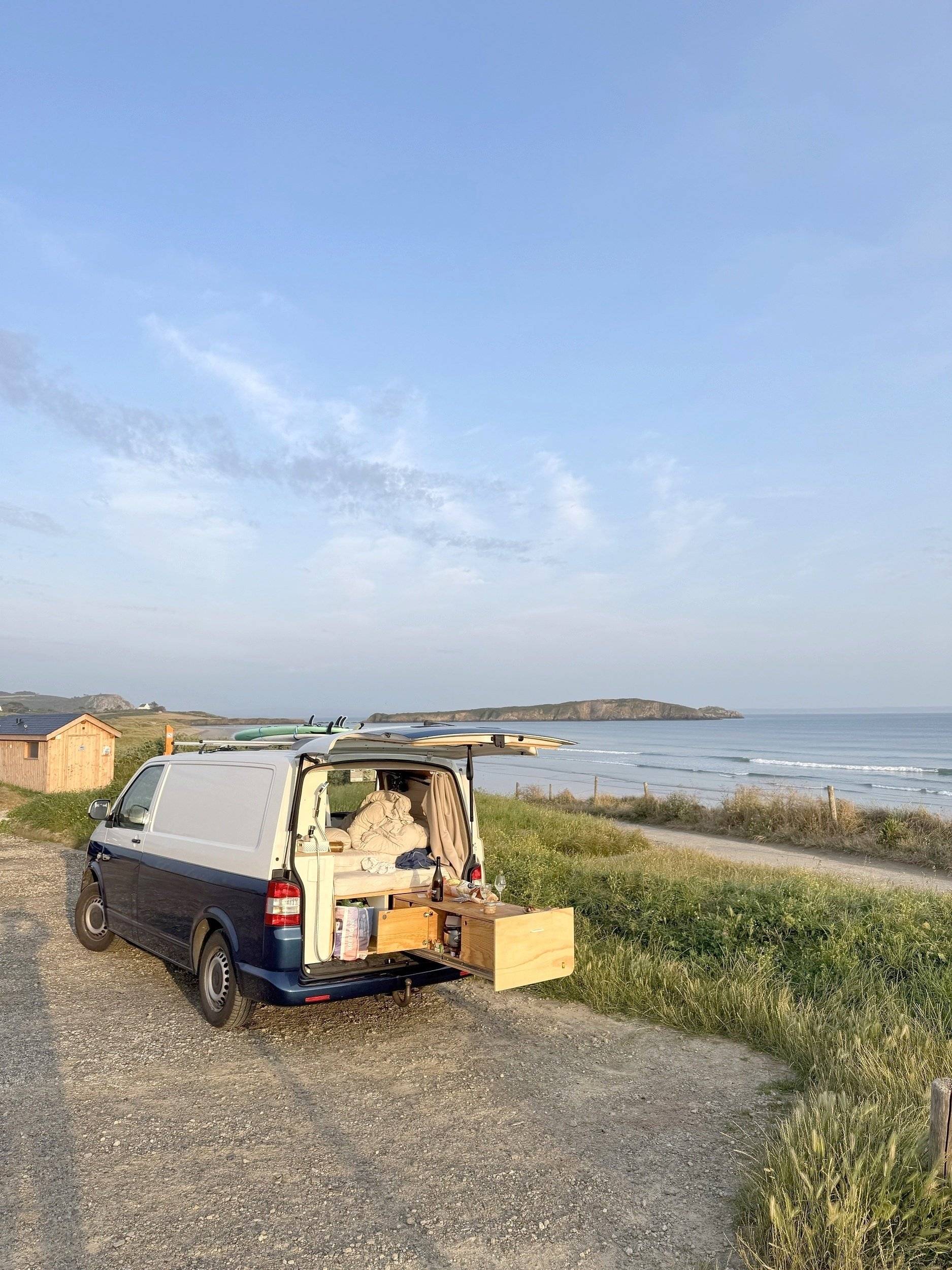Vue avant de 3/4 Volkswagen T5 2 l 84 ch - Yescapa