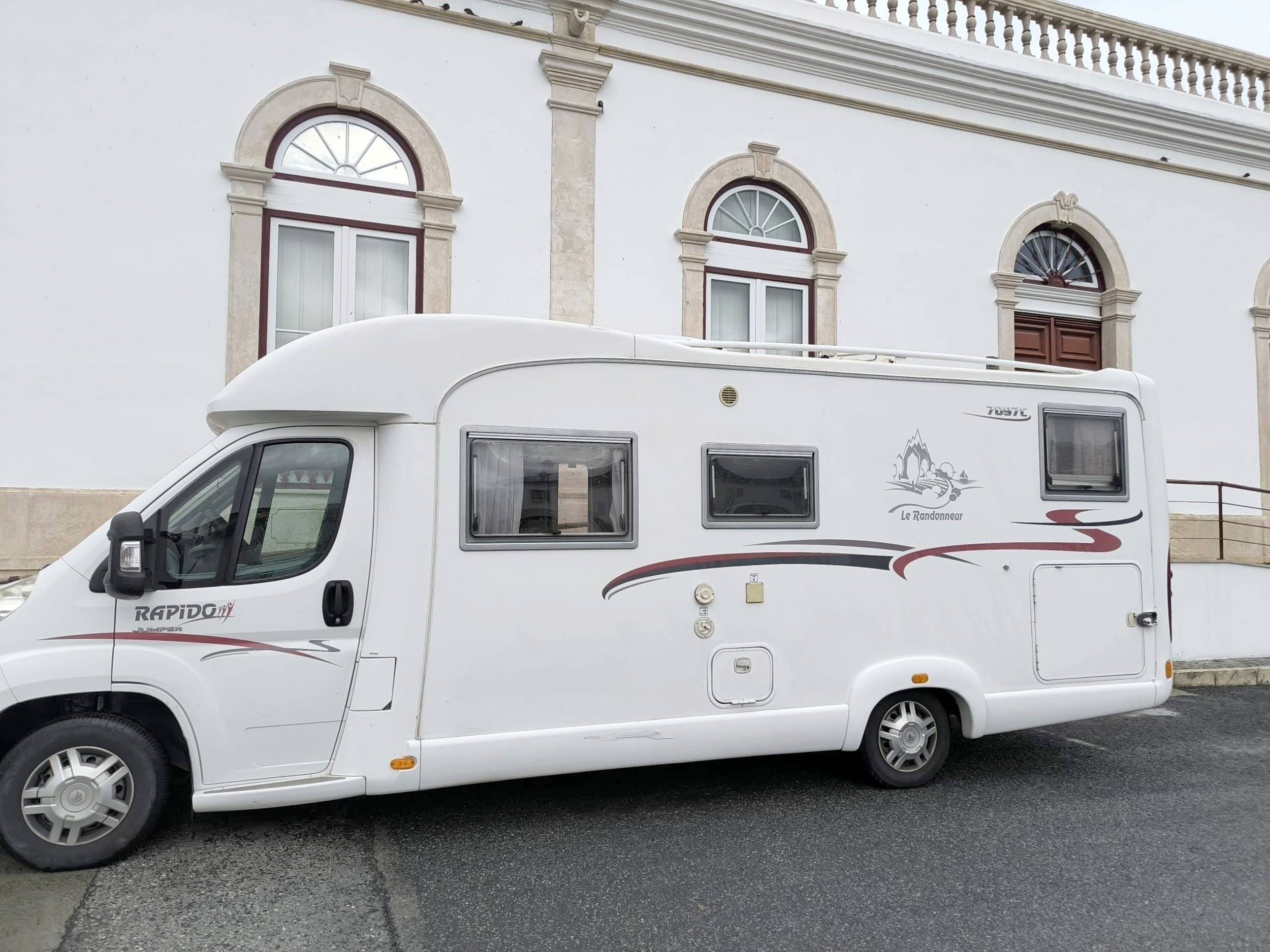 Vista frontale a ¾ Citroën 7097C - Yescapa