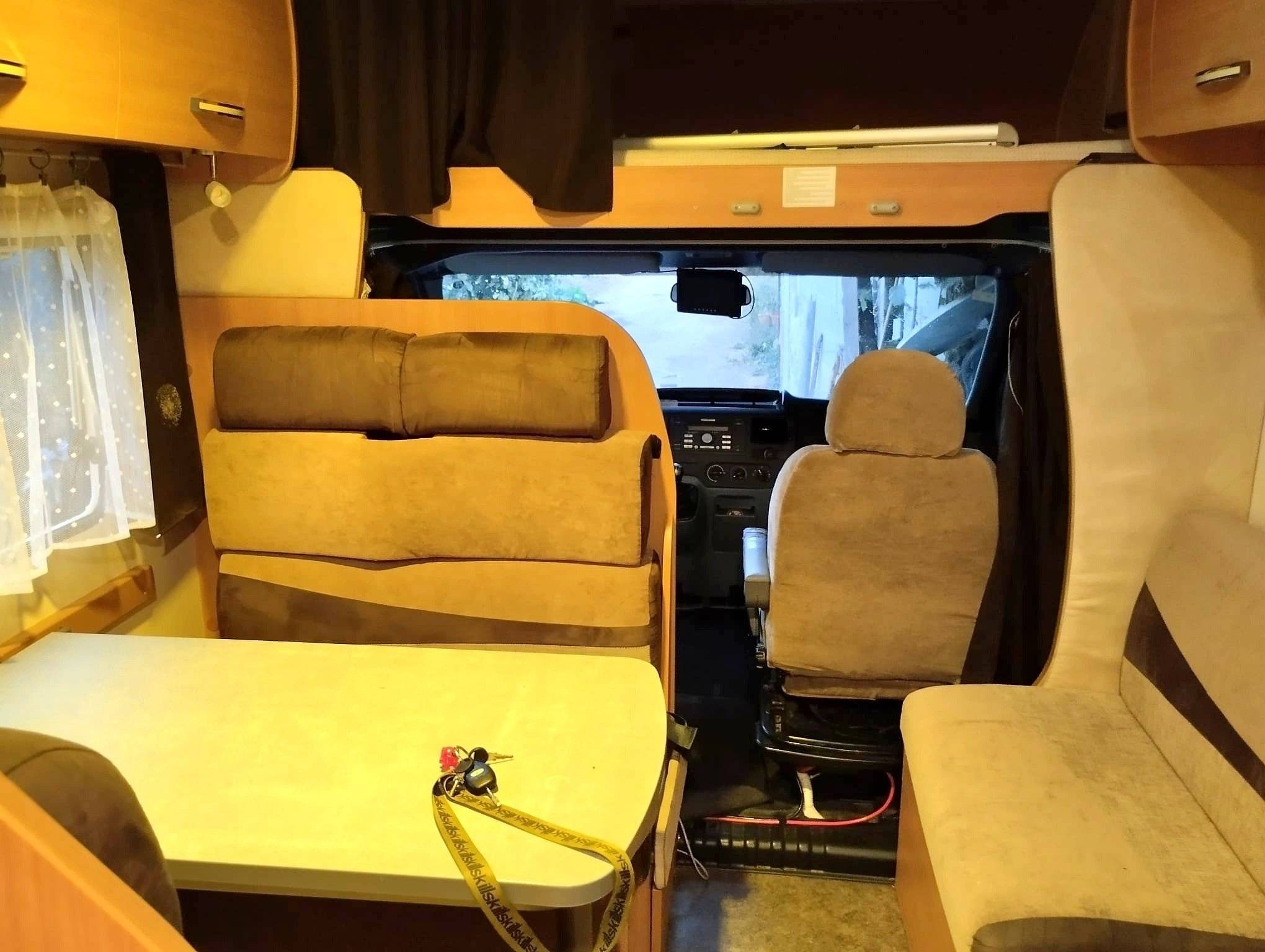 Dinette Ford Transit 2,2 l 140 ch - Yescapa