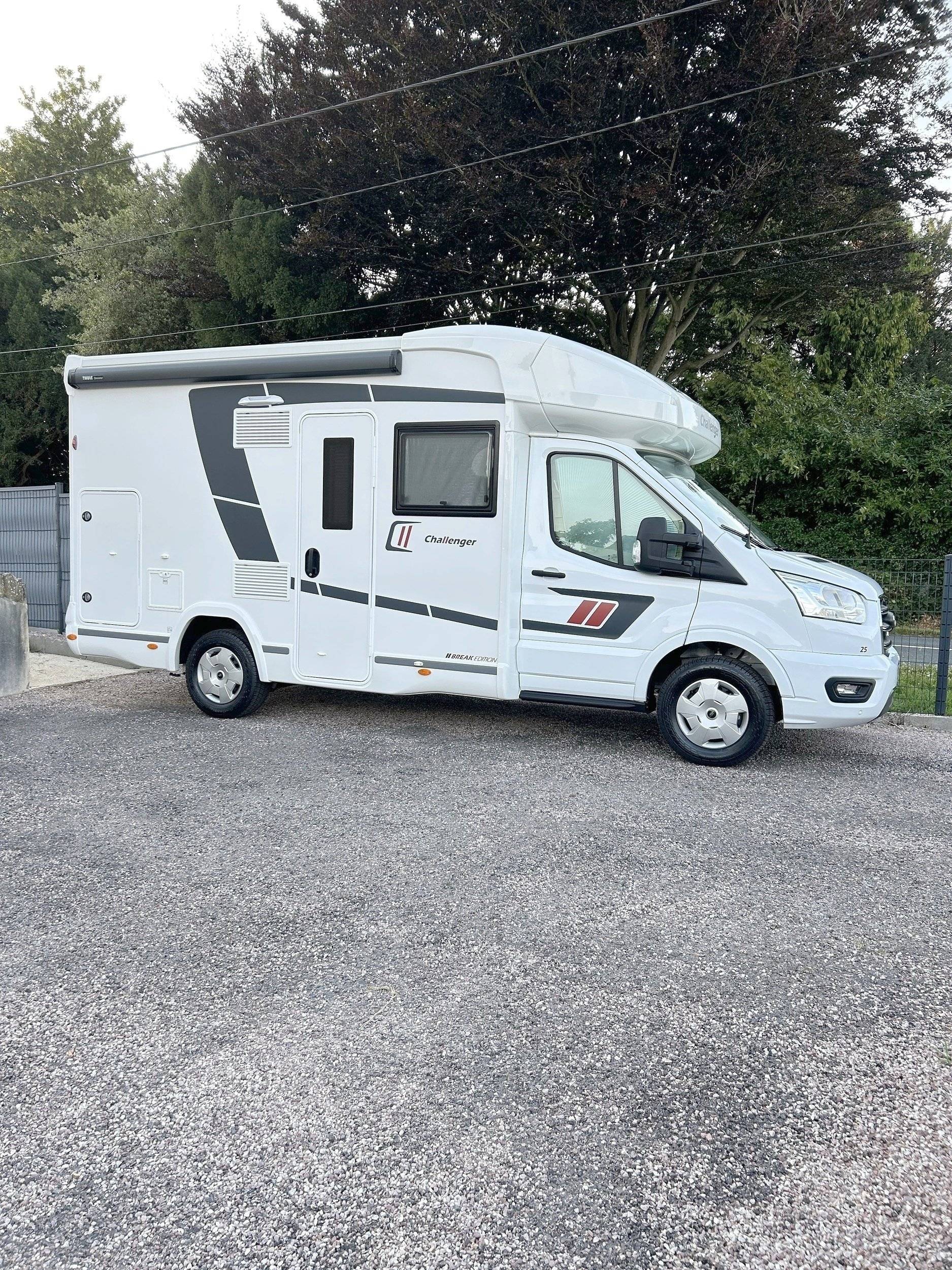 Vista del vehicle angle davanter Ford Transit 2,0 l 130 ch - Yescapa