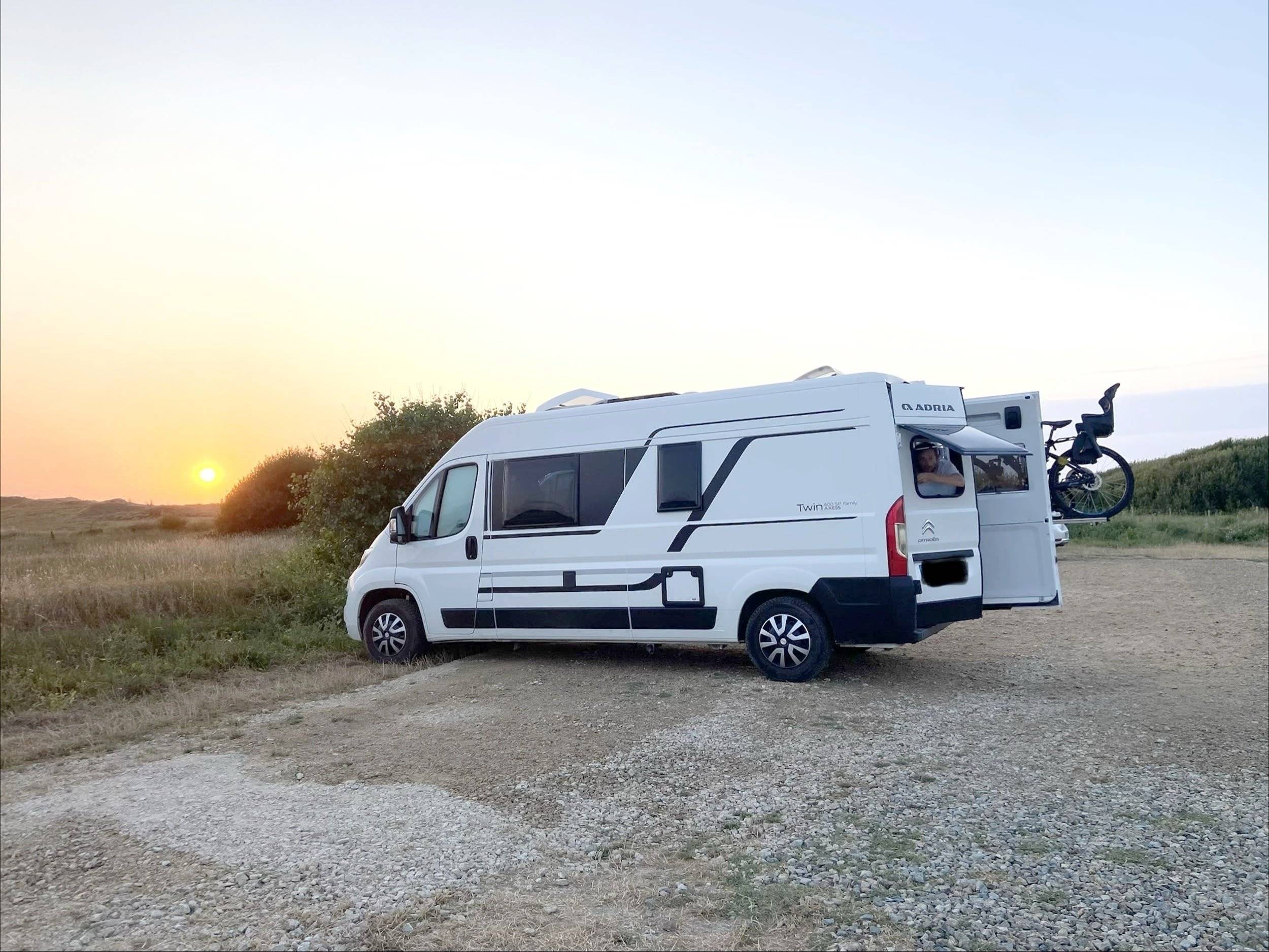 Vista del vehicle angle davanter Citroën Jumper BlueHDi 140 - Yescapa