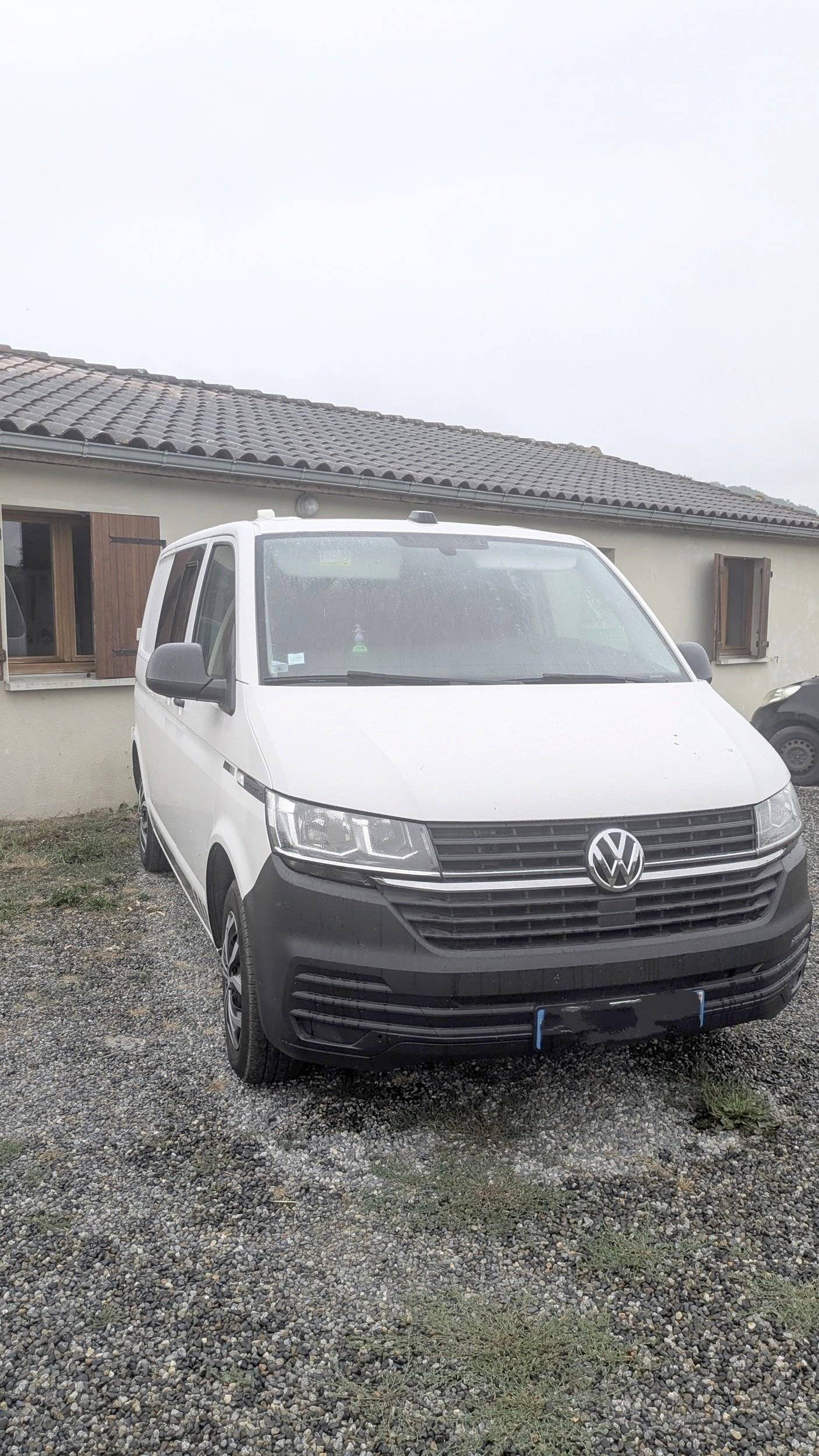 Vista del vehículo ángulo delantero Volkswagen T6.1   2.0 TDI 110 CH - Yescapa