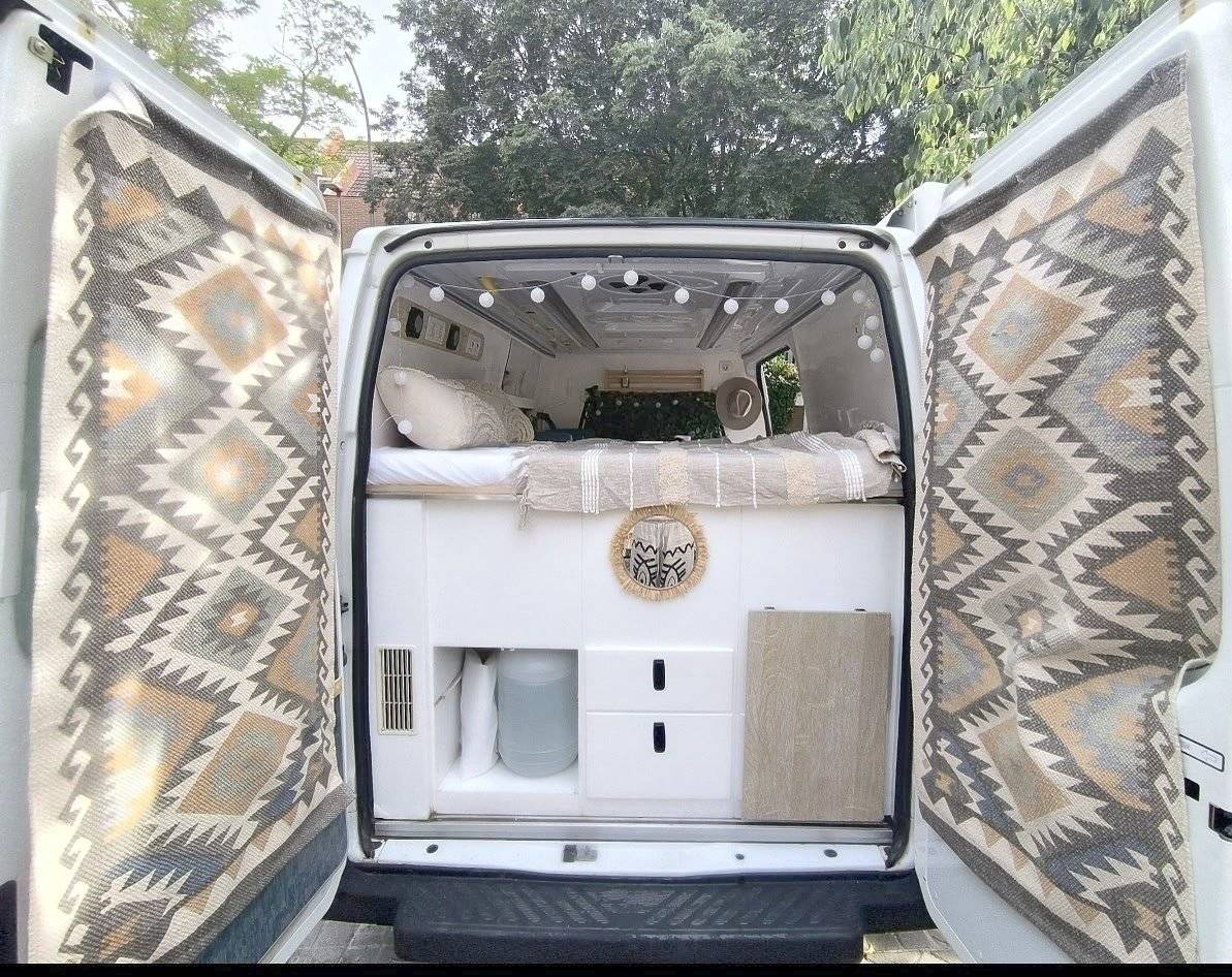 Vista del vehículo ángulo delantero Ford Transit 2,2 l TDCi 115 ch. - Yescapa