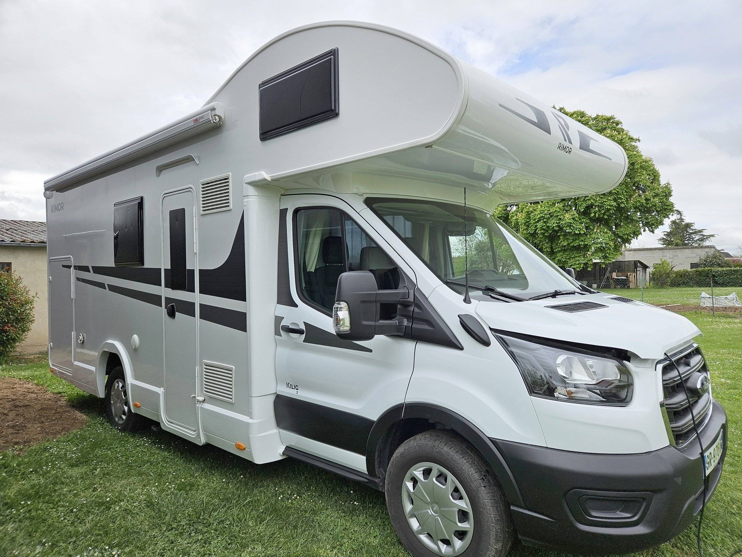 Vue avant de 3/4 Ford ford transit - Yescapa