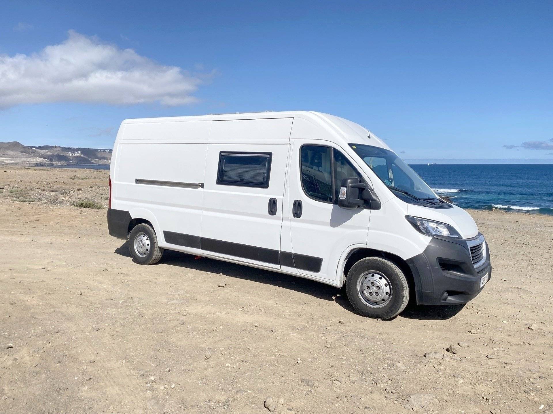 Vue avant de 3/4 Peugeot PEUGEOT BOXER L3H2 - Yescapa