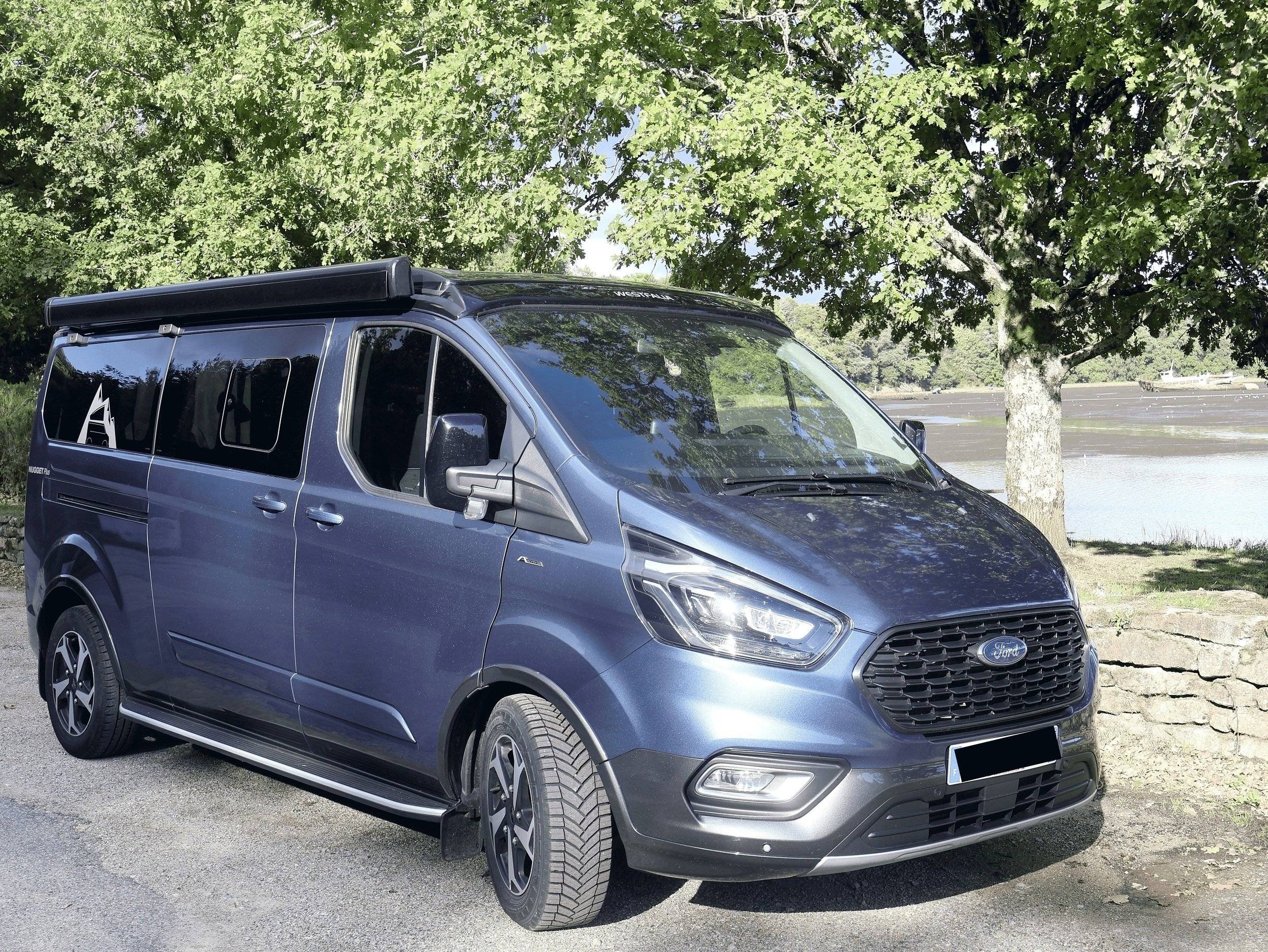 schräge Vorderansicht Ford Ford Nugget Plus - Yescapa