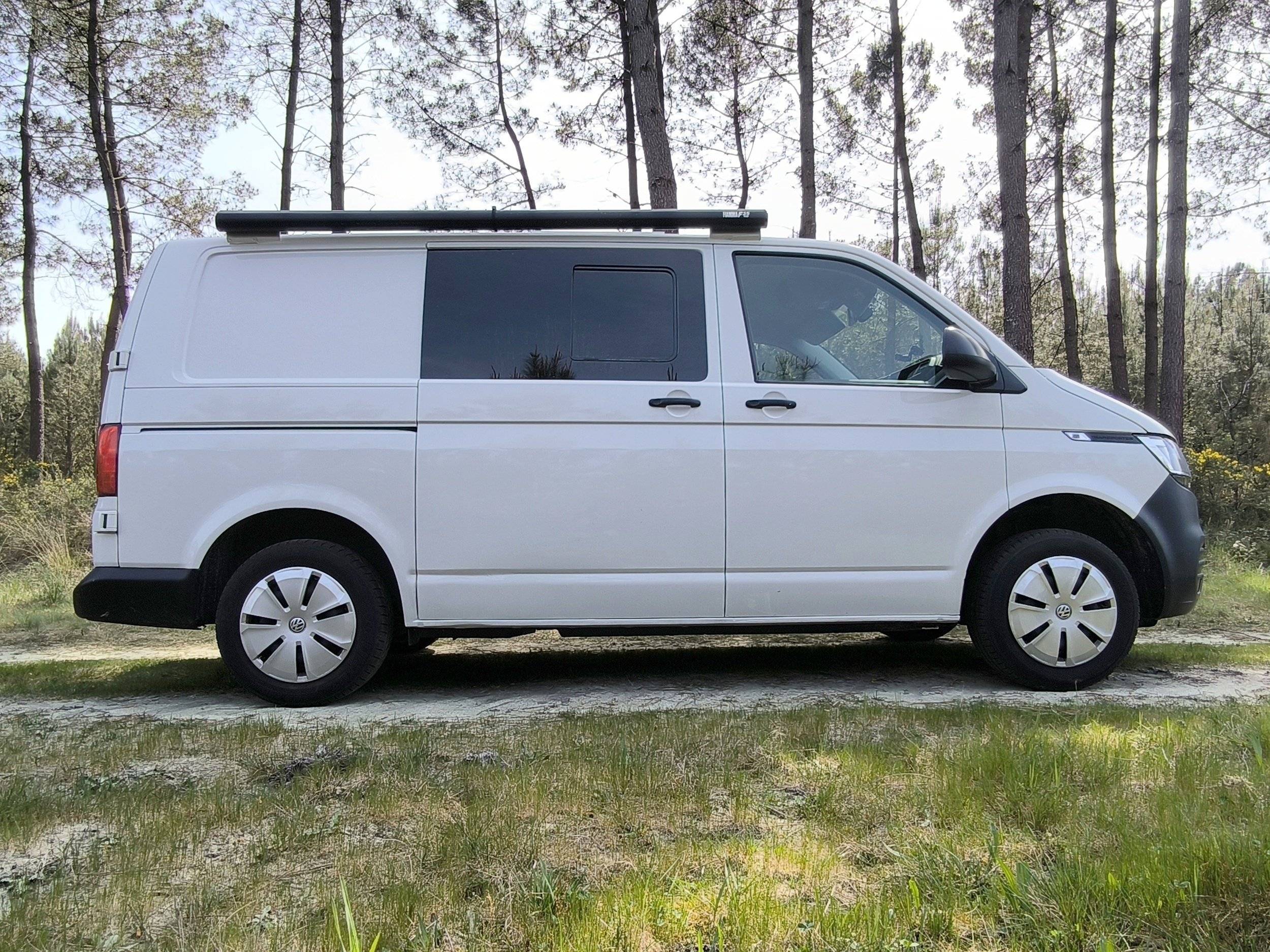 Vista del vehicle angle davanter Volkswagen T6 2 l 102 ch - Yescapa