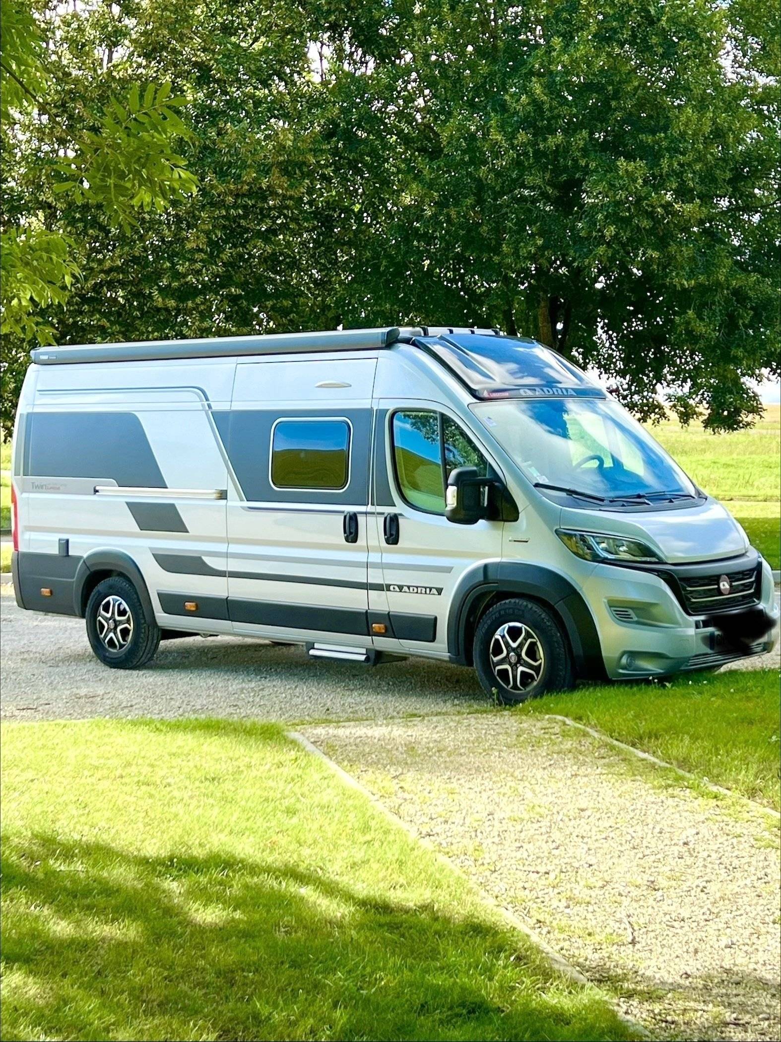 Front view from 3/4  - Yescapa