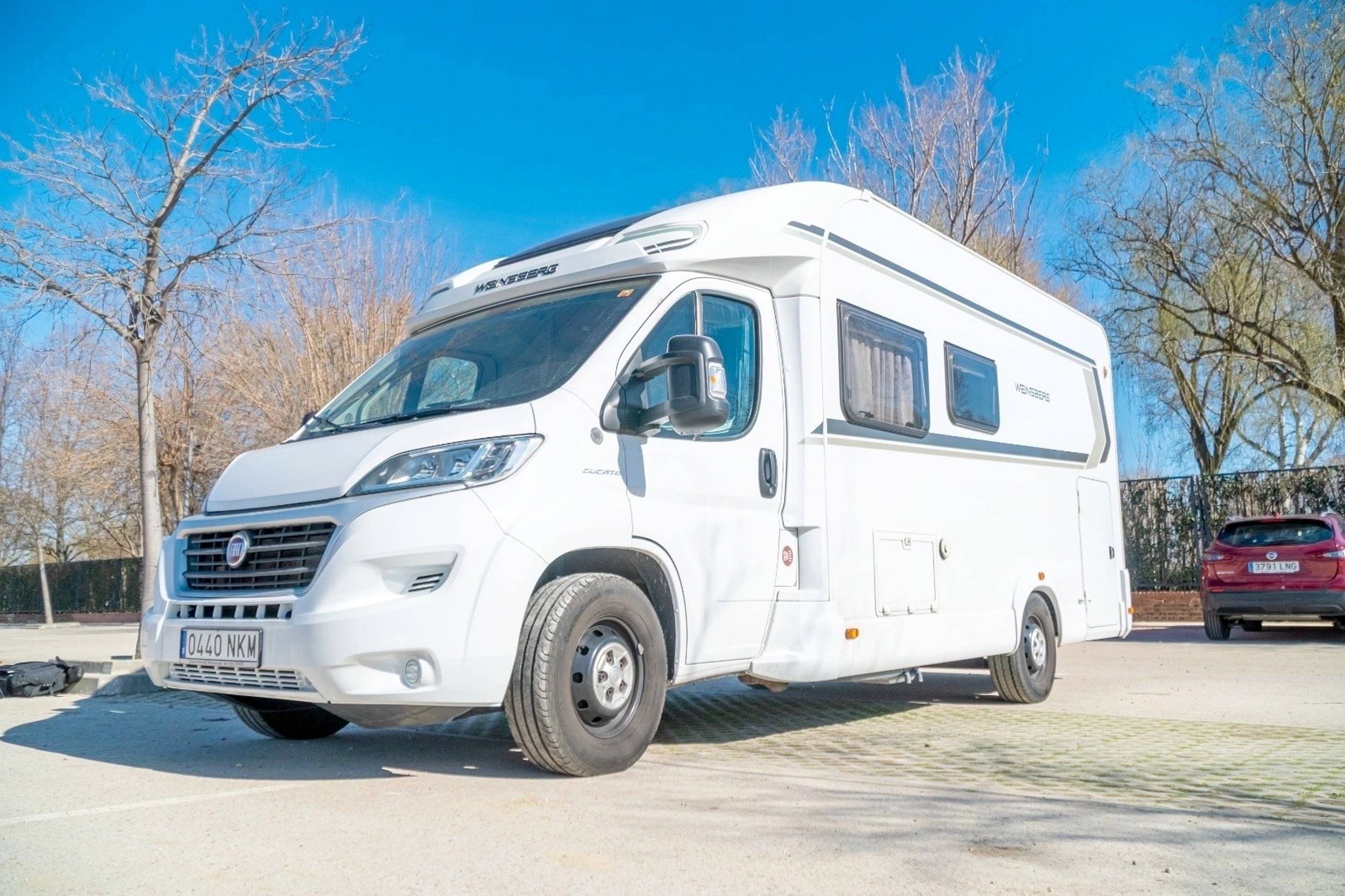 Front view from 3/4 Fiat Ducato 120 Multijet - Yescapa