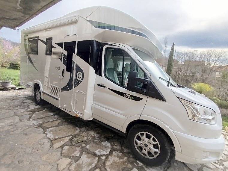 schräge Vorderansicht Ford Transit 2,0 l 170 ch - Yescapa