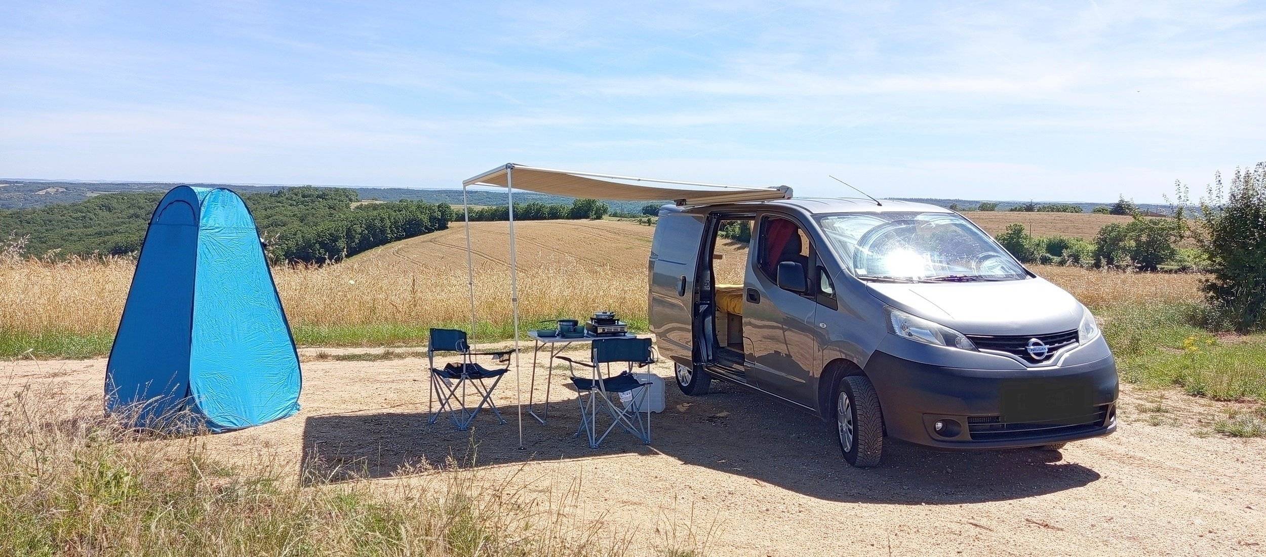 Vista del vehicle angle davanter Nissan NV200 - Yescapa