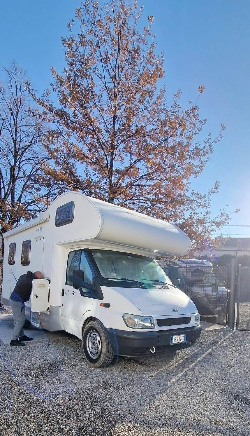 Vista frontale a ¾ Ford rimor katamarano - Yescapa