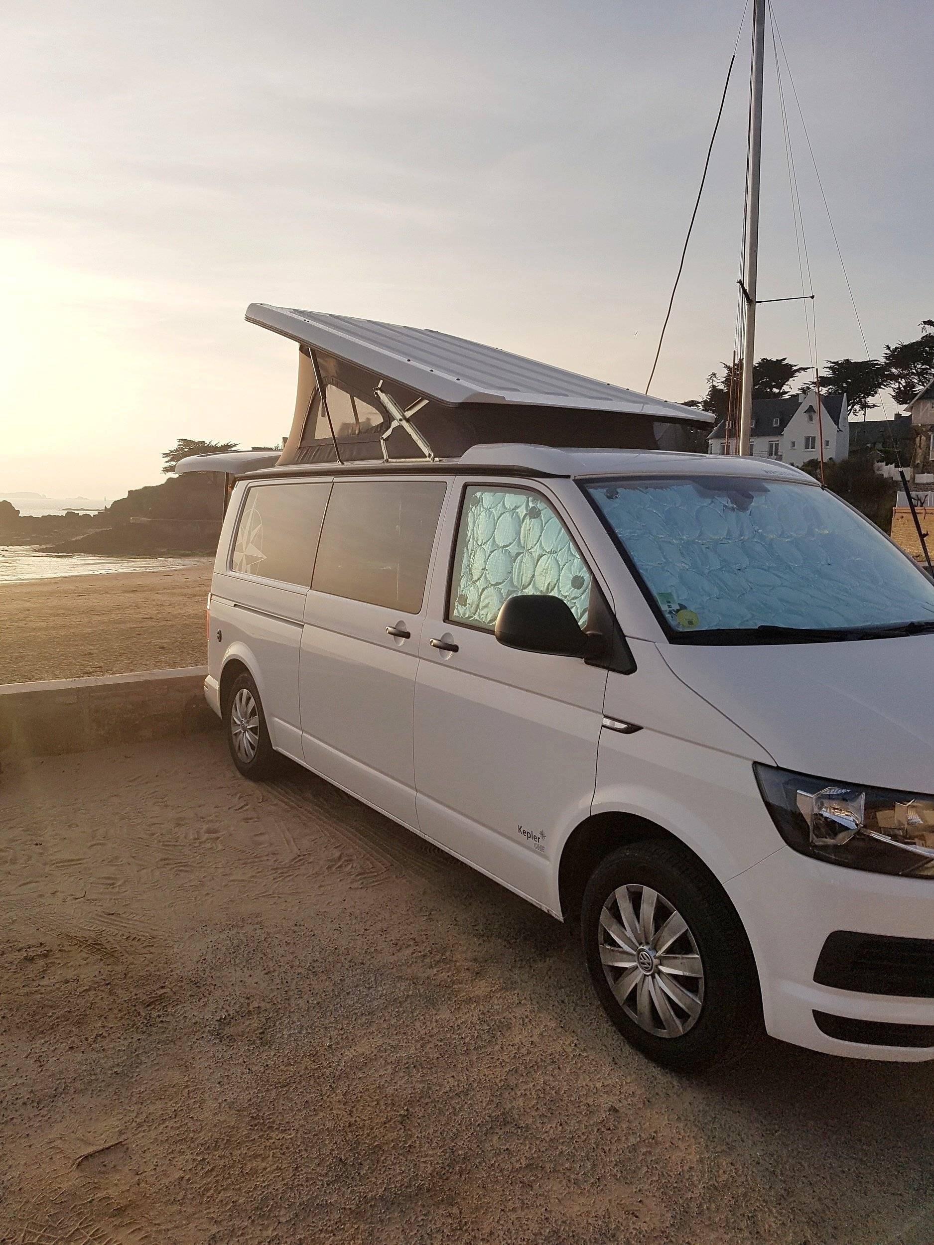 Front view from 3/4 Volkswagen T6 Long 2,0 l 150 ch - Yescapa