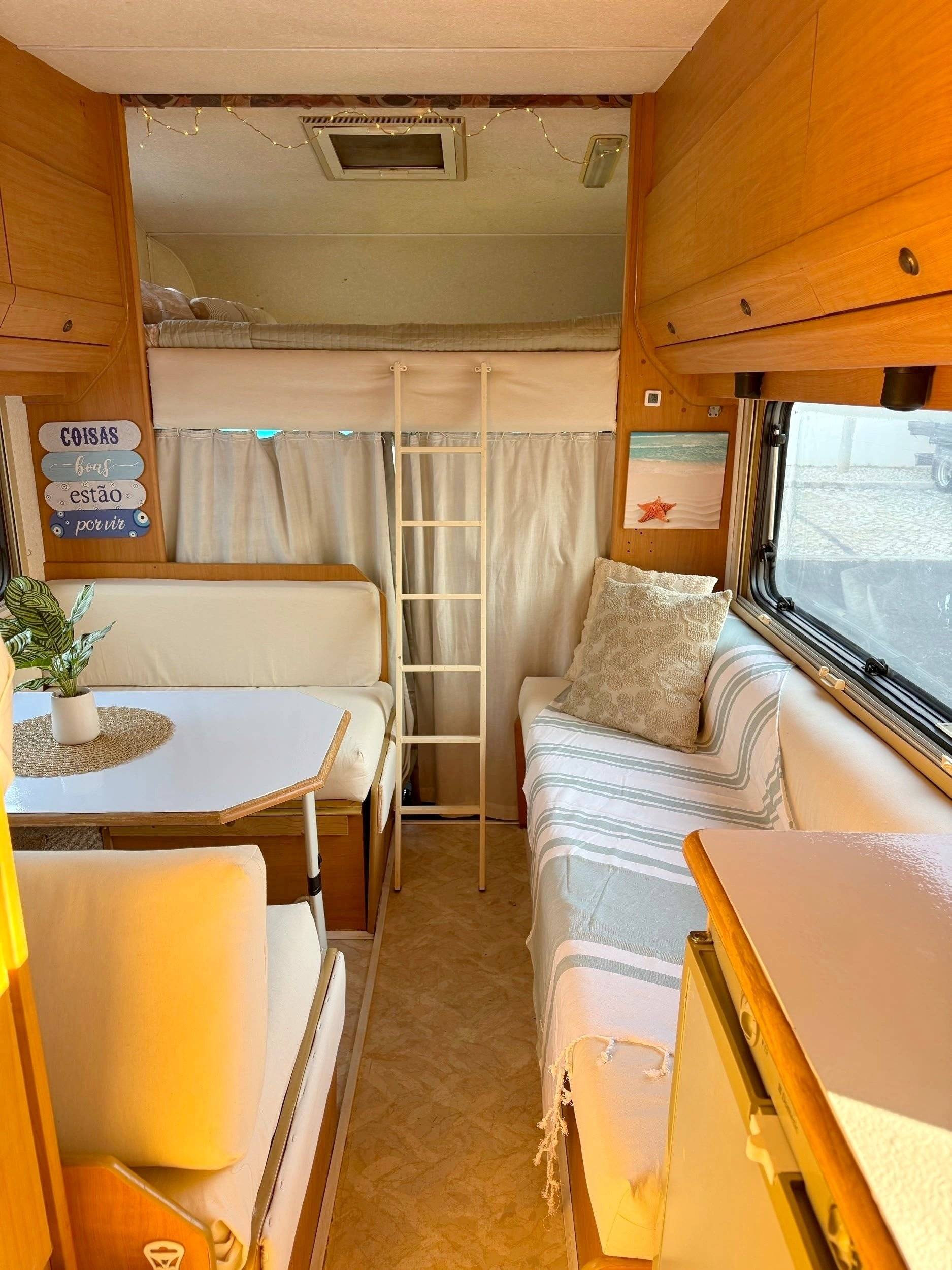 Vista del vehicle angle davanter Fiat Ducato 2.5 TDI - Yescapa