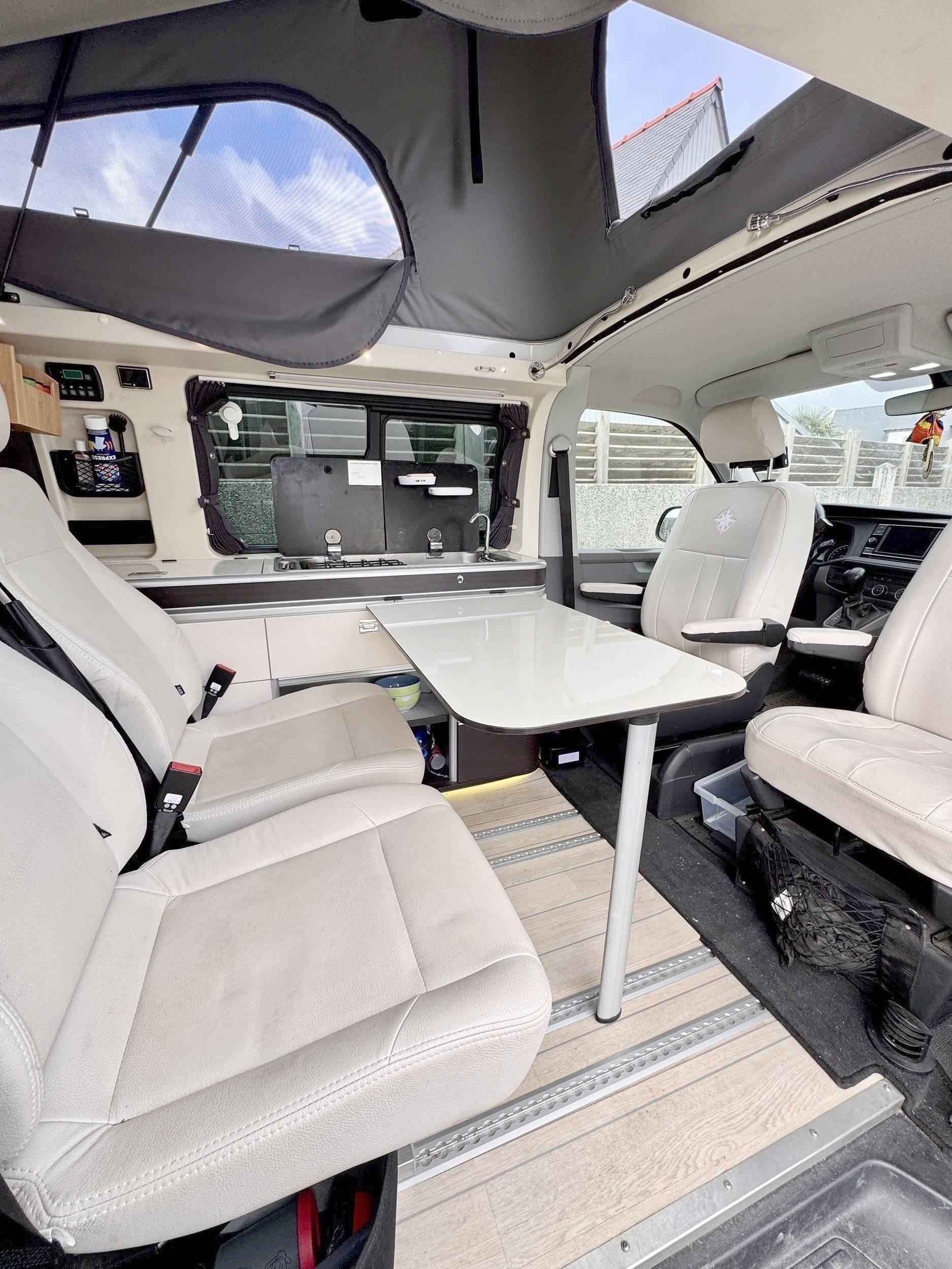 Área de jantar Volkswagen T6.1  2 l TDI 150 ch - Yescapa