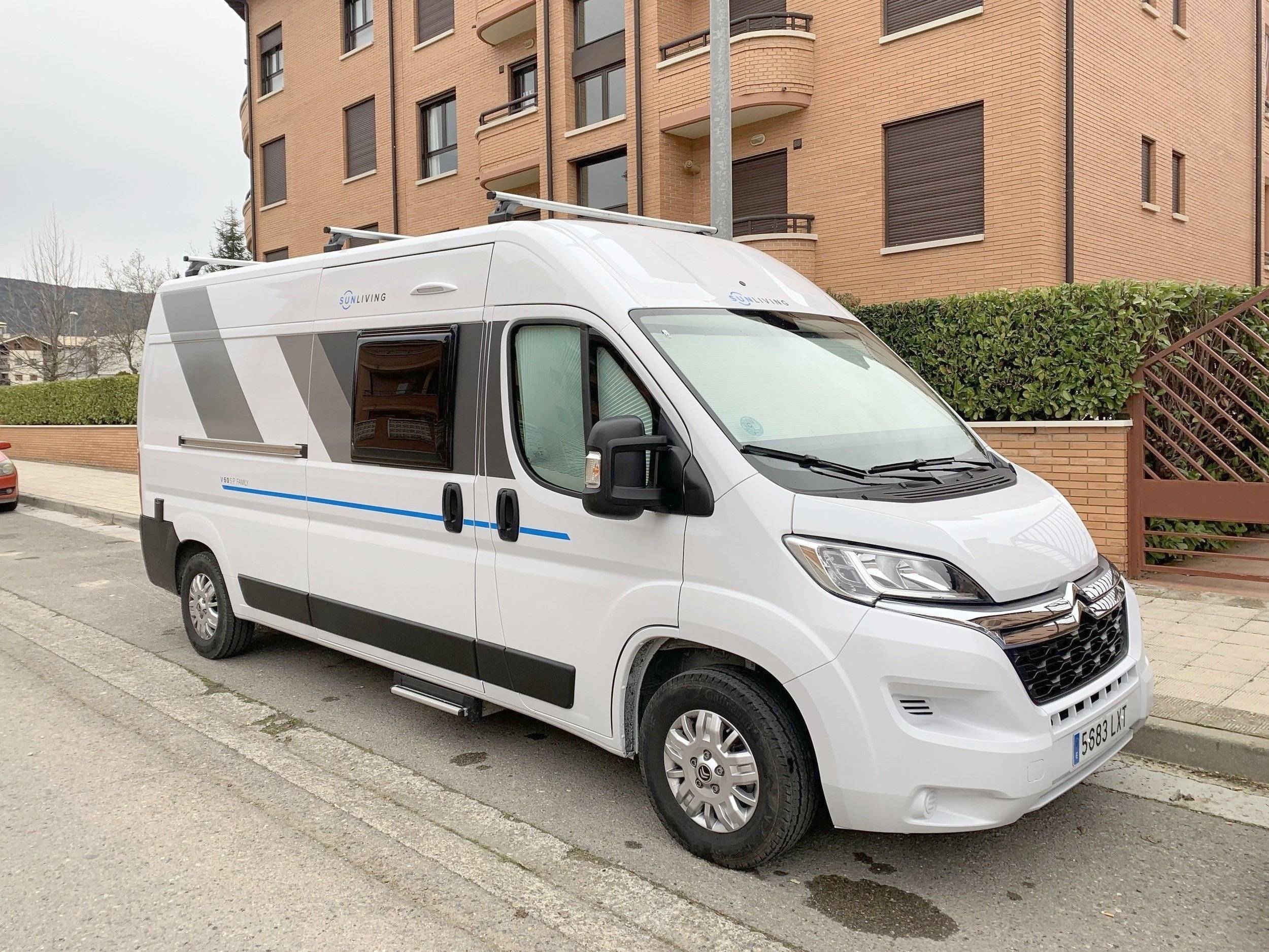 Vue avant de 3/4 Citroën Jumper 2,2 l 150 ch - Yescapa