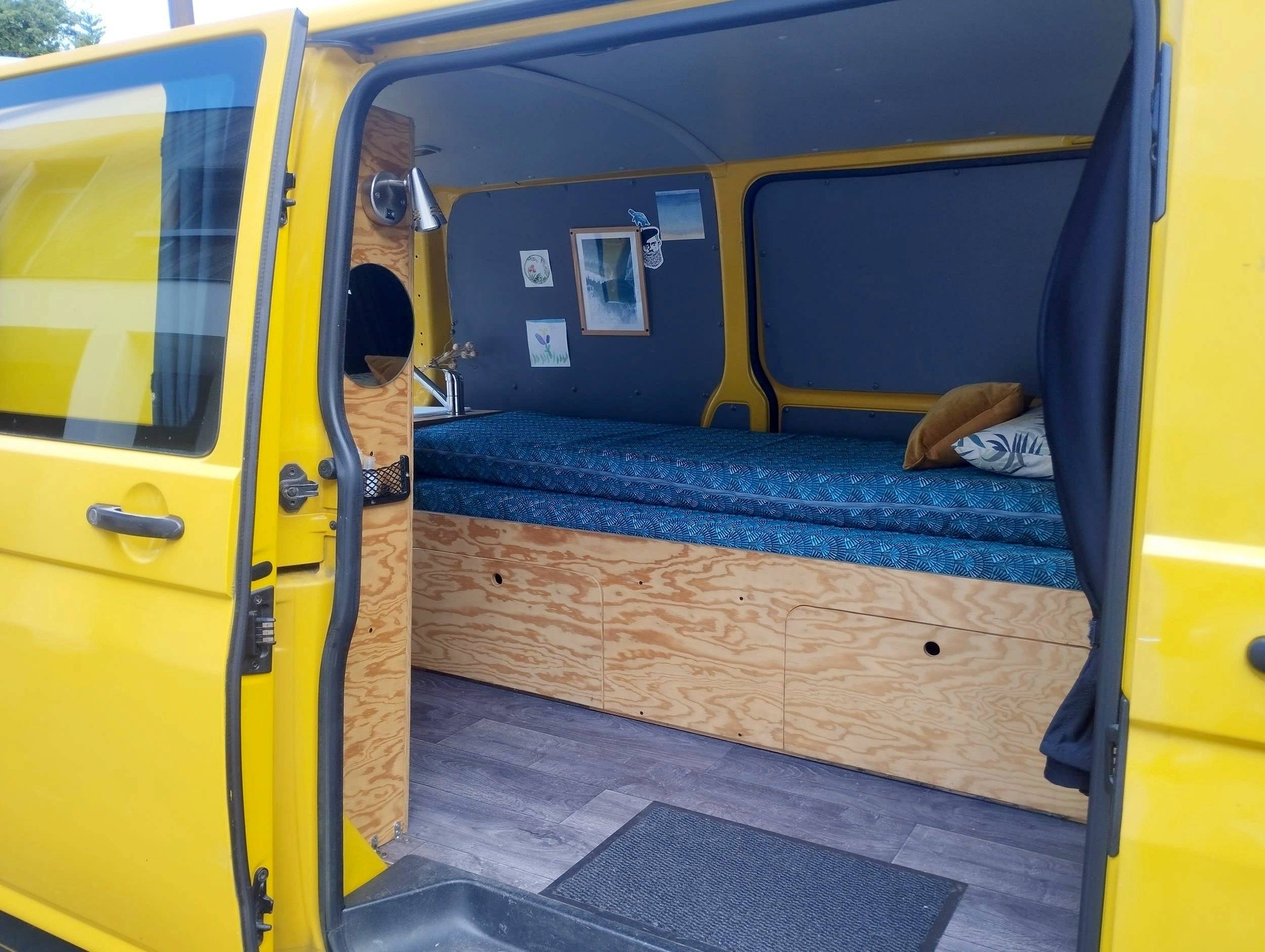Dormidas Volkswagen T5 2 l 84 ch - Yescapa