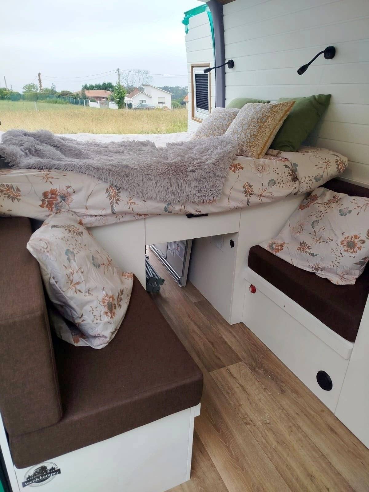 Dining Area Renault Master 2,5 l dCi 100 ch. - Yescapa