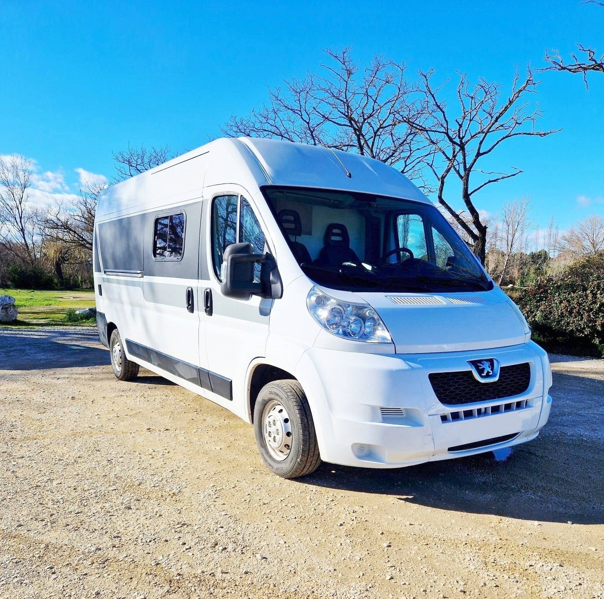 Front view from 3/4 Peugeot BOXER L3H2 - Yescapa