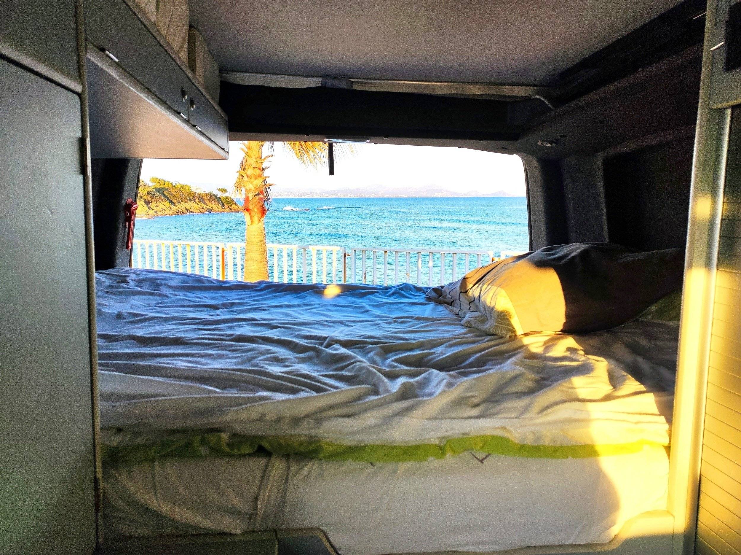 Plazas en cama Volkswagen T5 2 l 140 ch - Yescapa