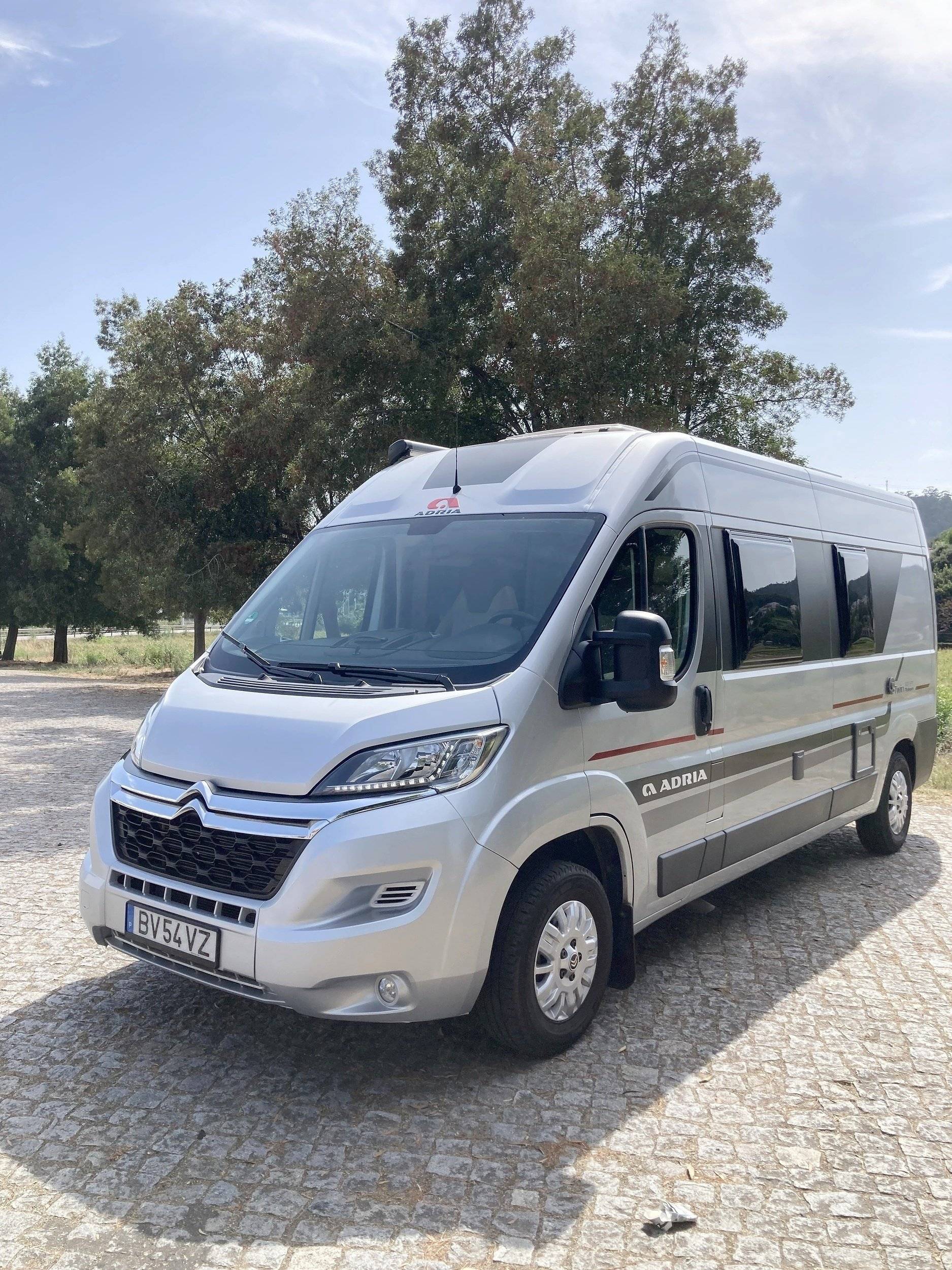 Front view from 3/4 Citroën Jumper 2,0 l 130 ch - Yescapa