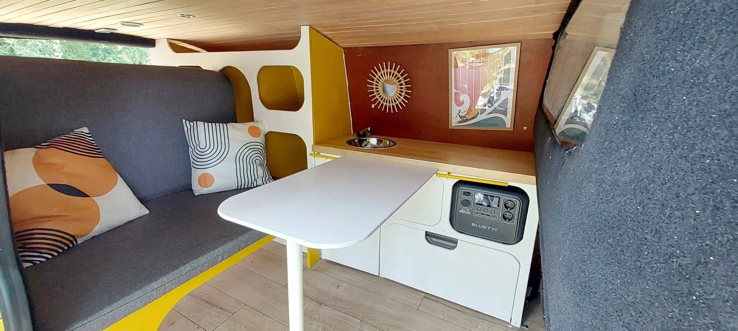 Dining Area Volkswagen T5 2 l 140 ch - Yescapa