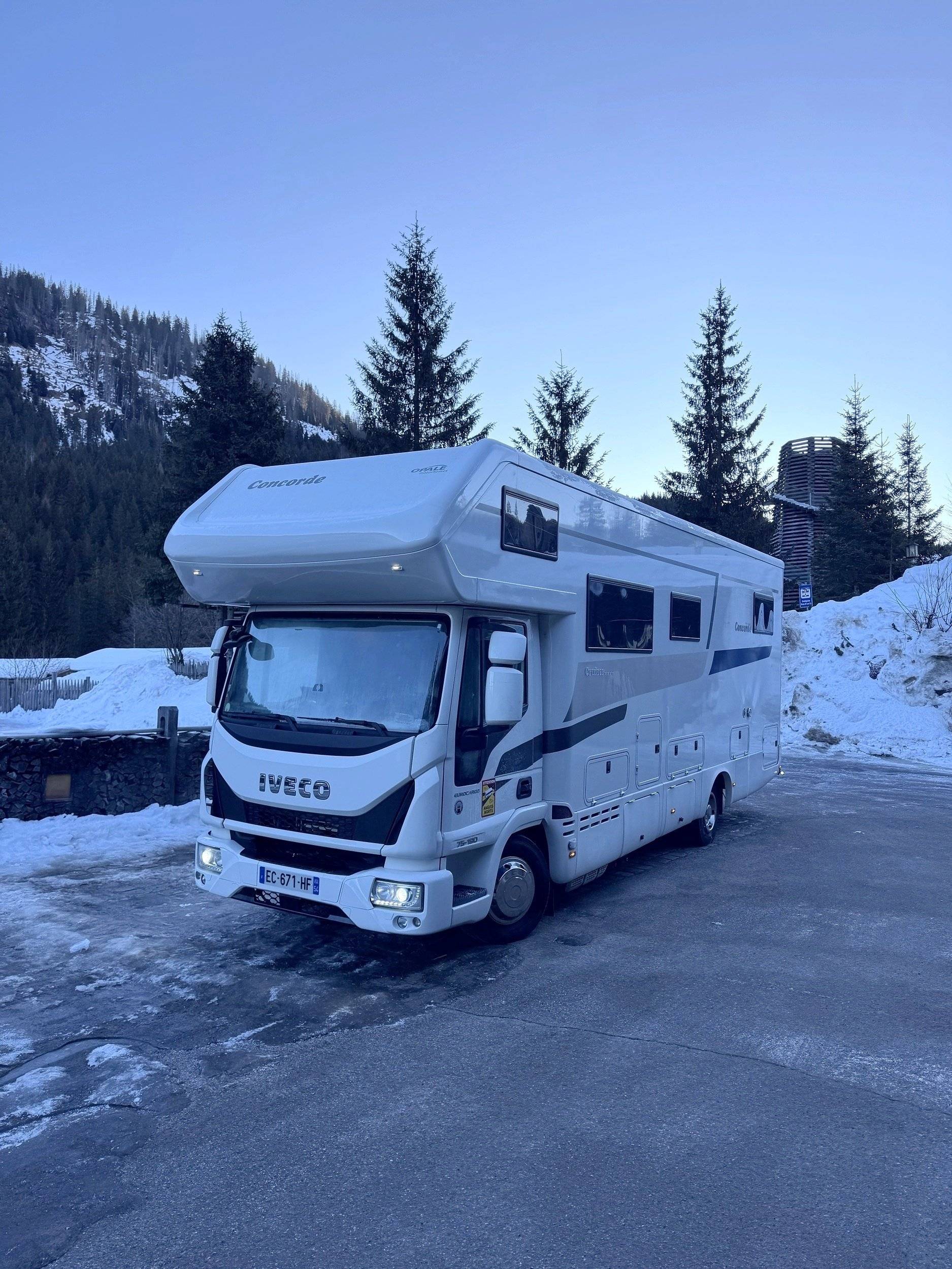 Vista del vehículo ángulo delantero Iveco - Yescapa