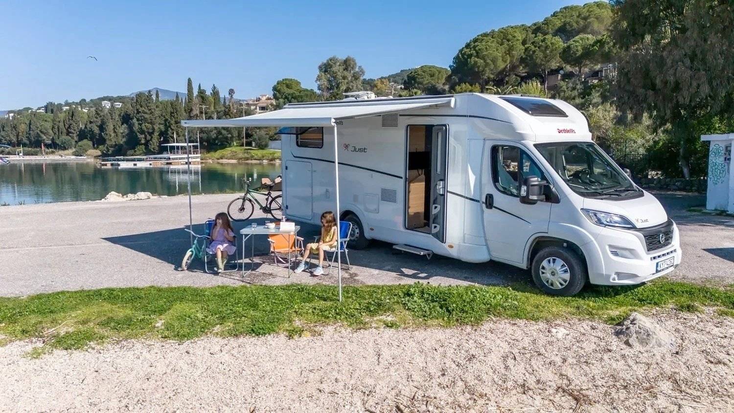 schräge Vorderansicht Fiat Just Camp 90 T 7052 EB - Yescapa