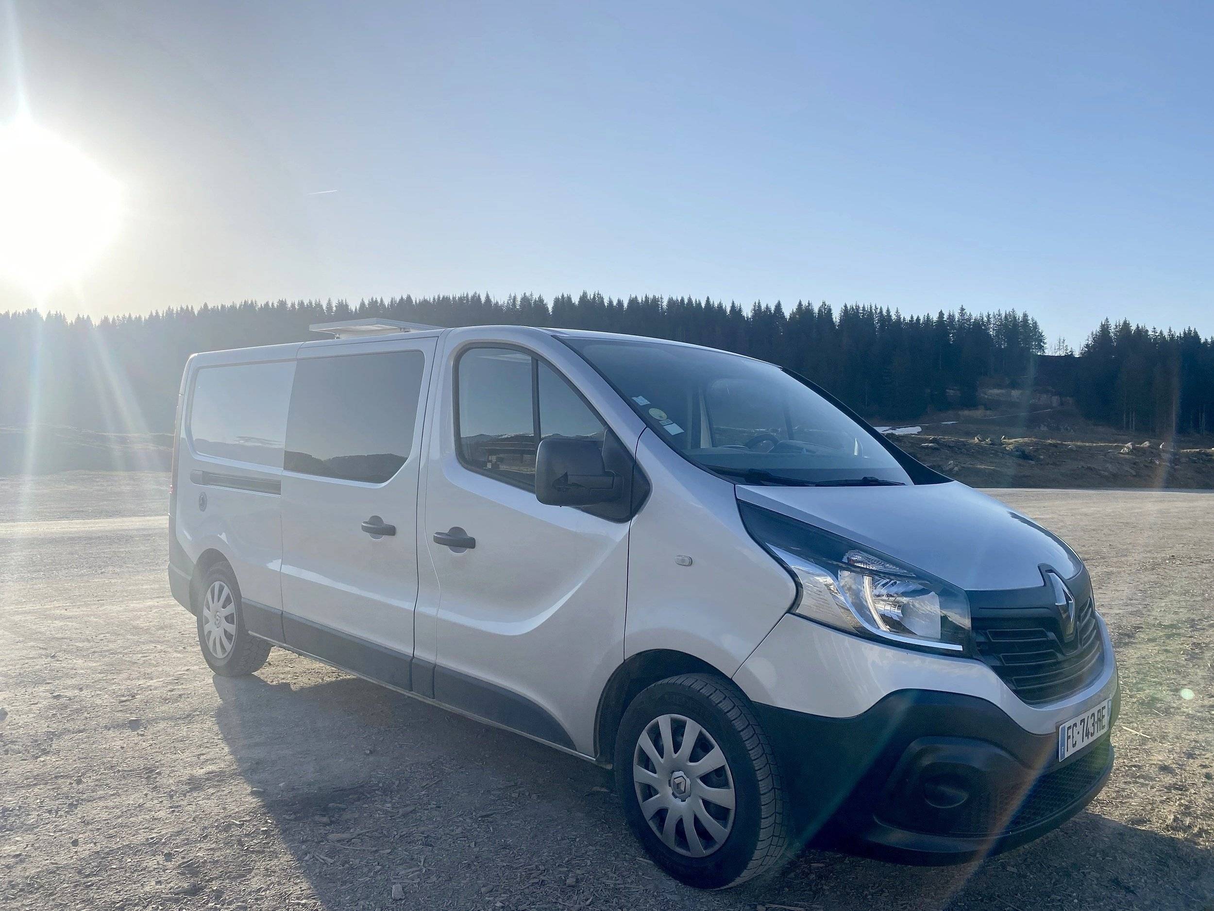 Vista de 3/4 Renault Trafic L2H1 2 l 120 ch - Yescapa