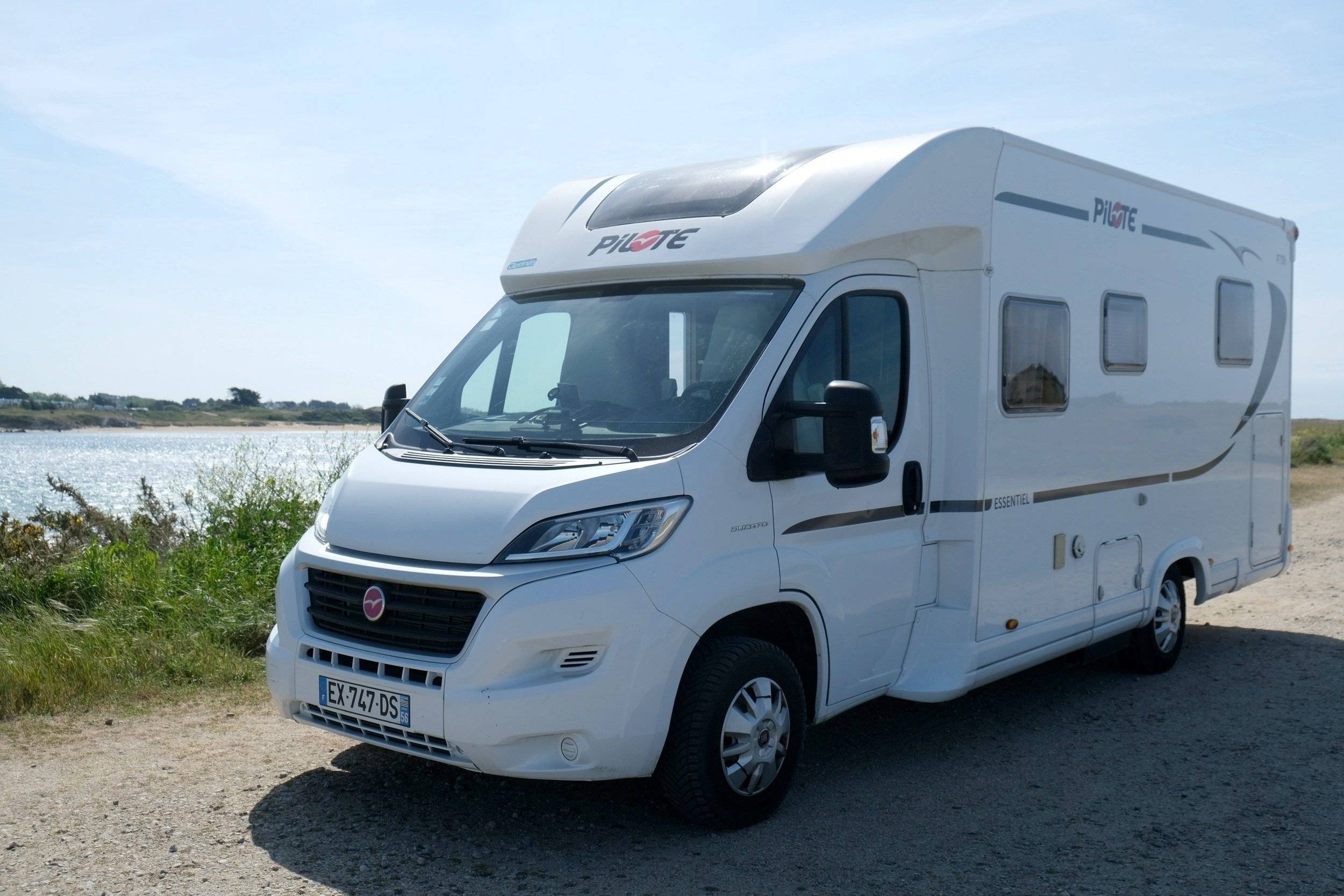 schräge Vorderansicht Fiat Ducato 2,2 l Multijet 130 ch. - Yescapa