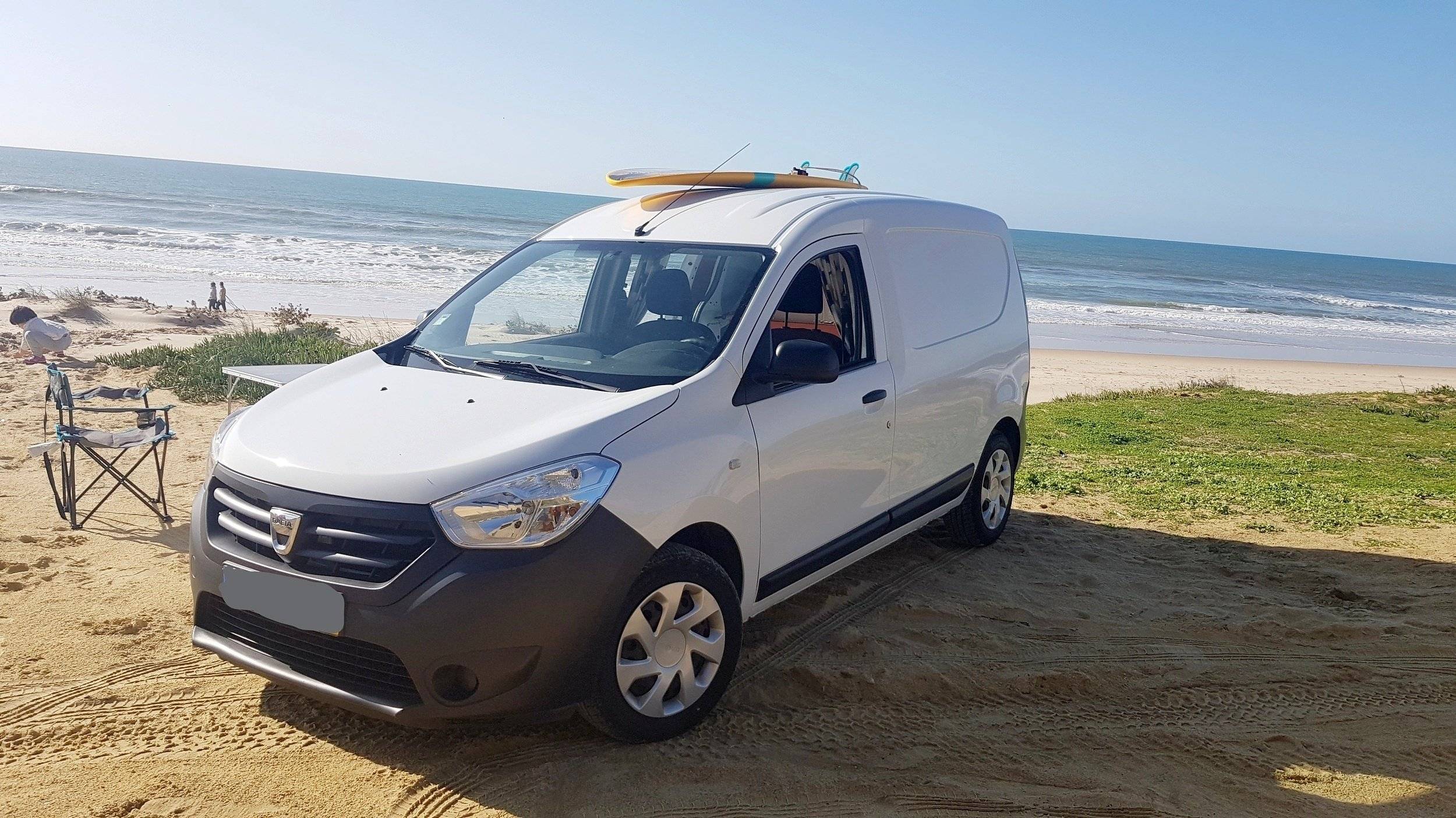 Vue avant de 3/4 Dacia Dokker 5 - Yescapa
