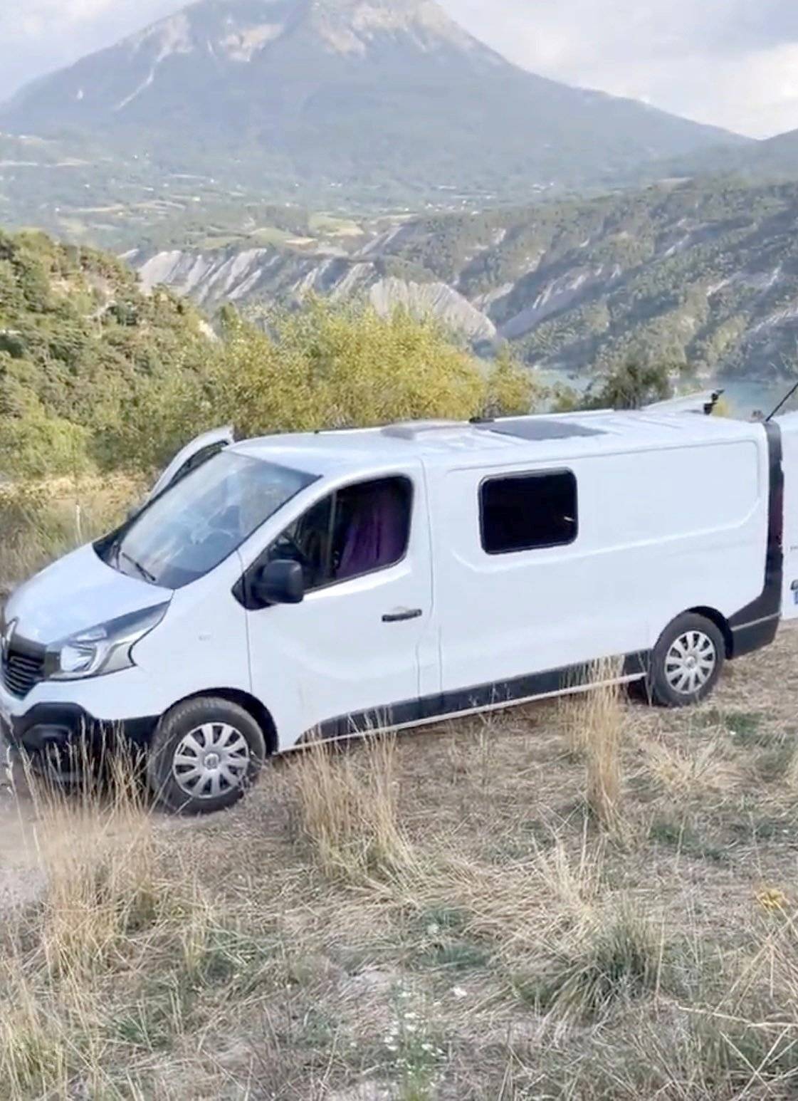 Front view from 3/4 Renault trafic 3 H1L2 - Yescapa