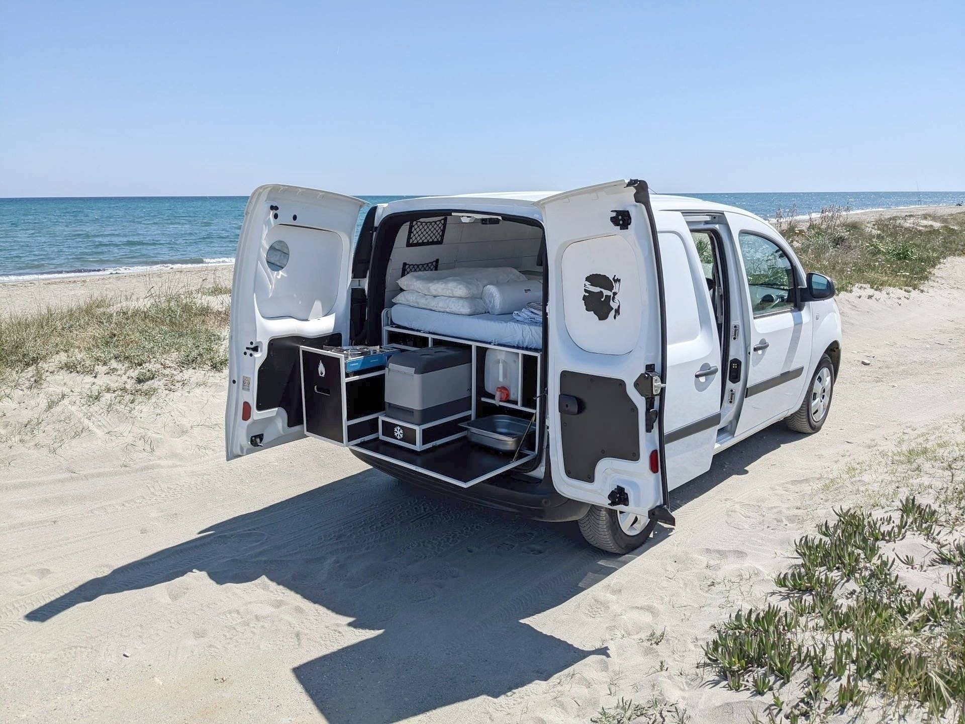 Location Camping-car intégral  Les Pieux - Eriba Renault trafic - 60972 -  Yescapa