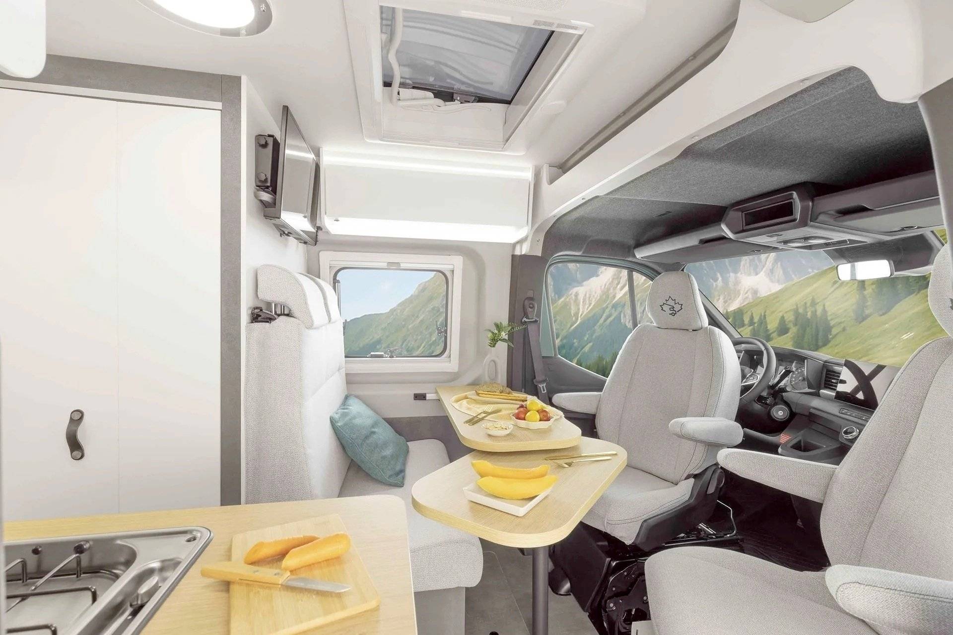 Dining Area Renault Master 3 - Yescapa