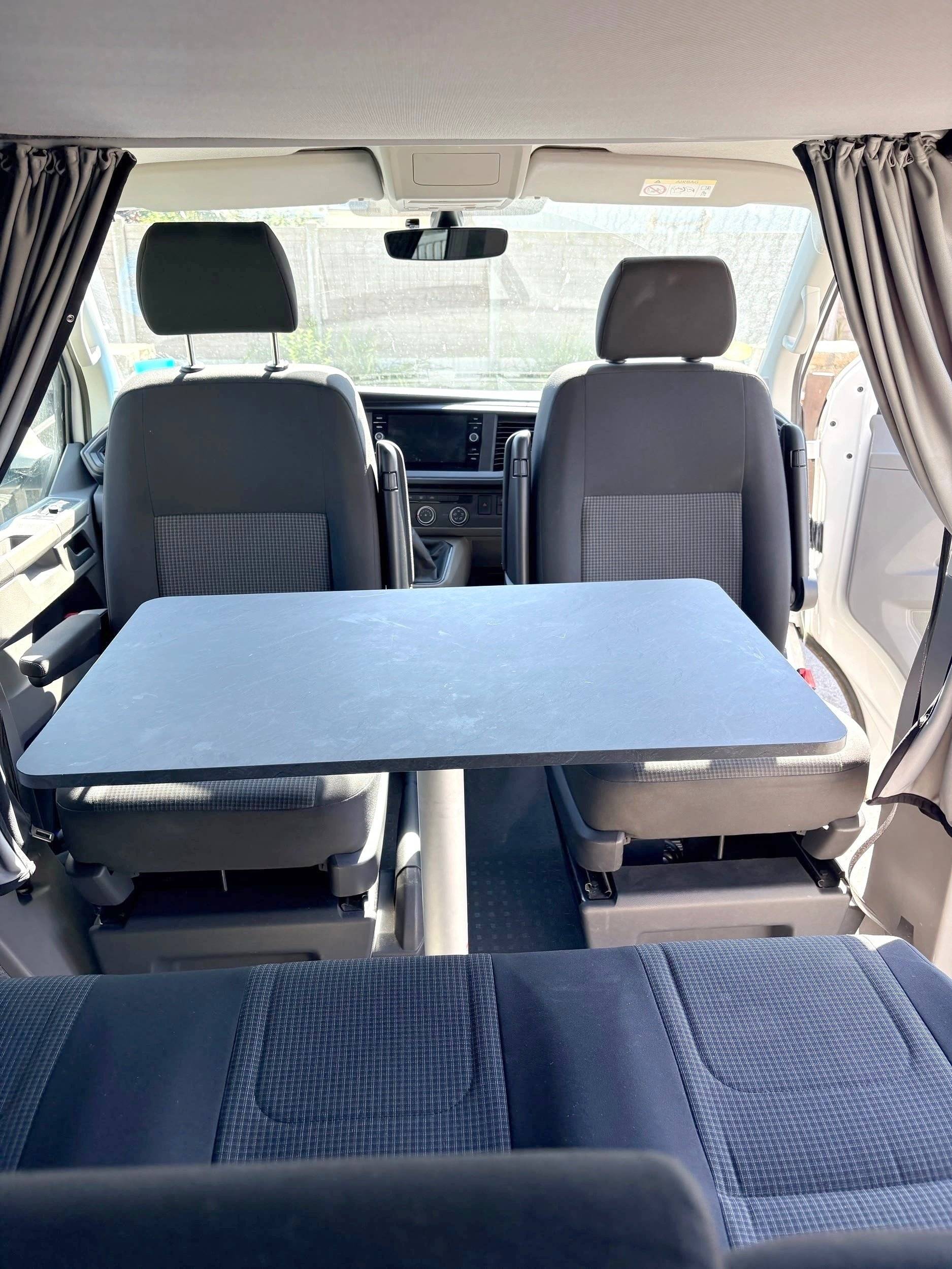 Área de jantar Volkswagen T6.1 - Yescapa