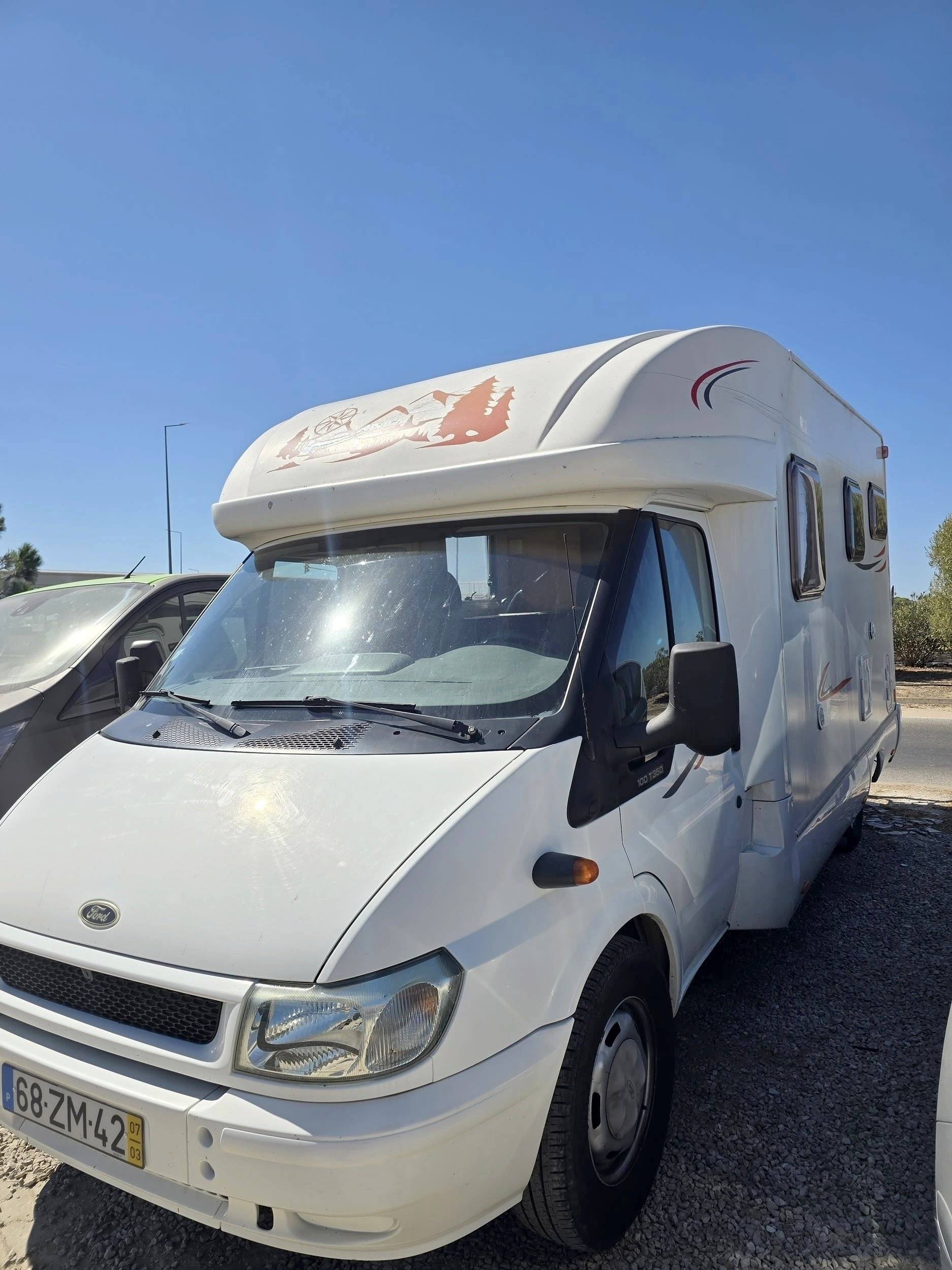 Voorkant 3/4 Ford transit - Yescapa