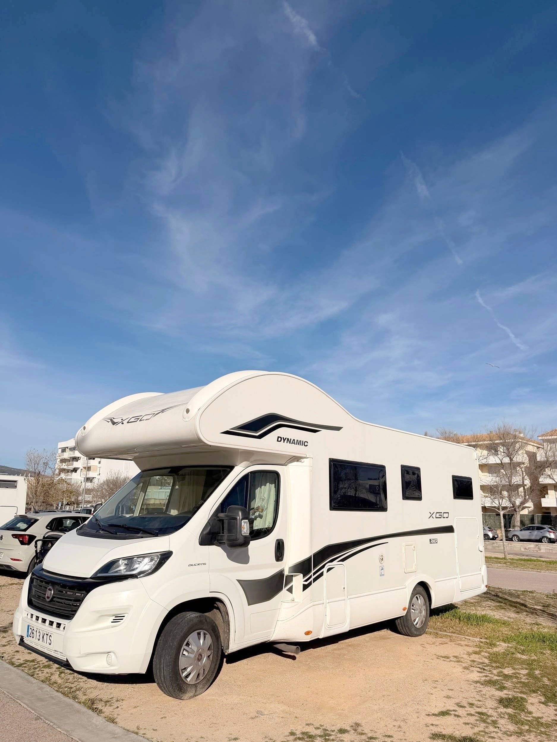 schräge Vorderansicht Fiat 2,3 l 130 ch - Yescapa