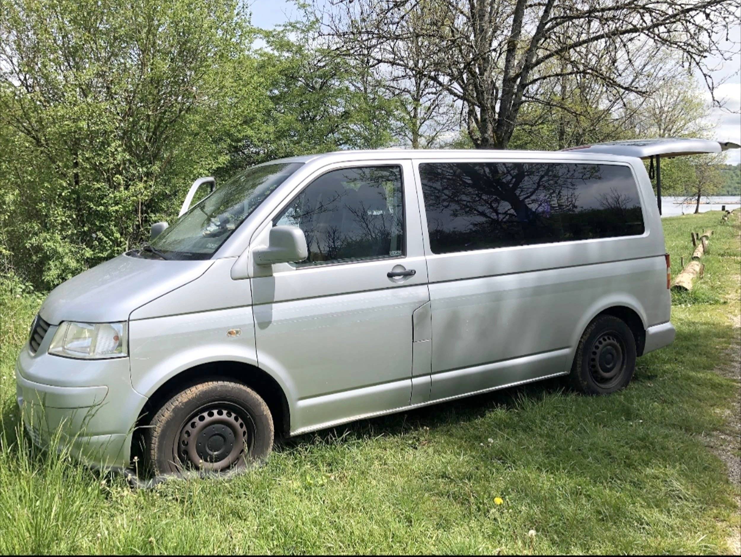 schräge Vorderansicht Volkswagen T5 1,9 l 102 ch - Yescapa